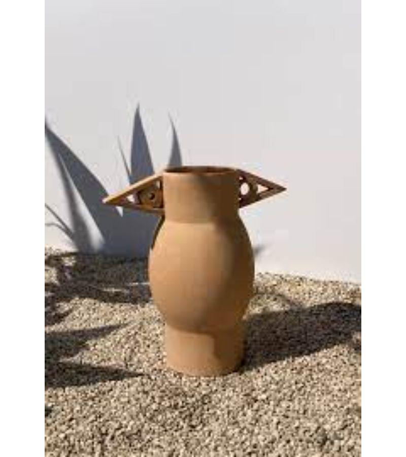 Whole terracotta Les Inseparables vase by Lea Ginac
Limited edition of 2 
Dimensions: Diameter 33 x height 34 cm 
Materials: Chamotte earth in white or terracotta
Technique: Hand-modeling.
Available in two colors, terra cotta, and