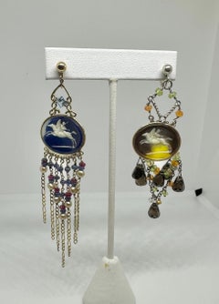 Orecchini a cammeo con pegaso di Whoopi Goldberg, zaffiro, rubino e peridoto, oro 14K, 4".
