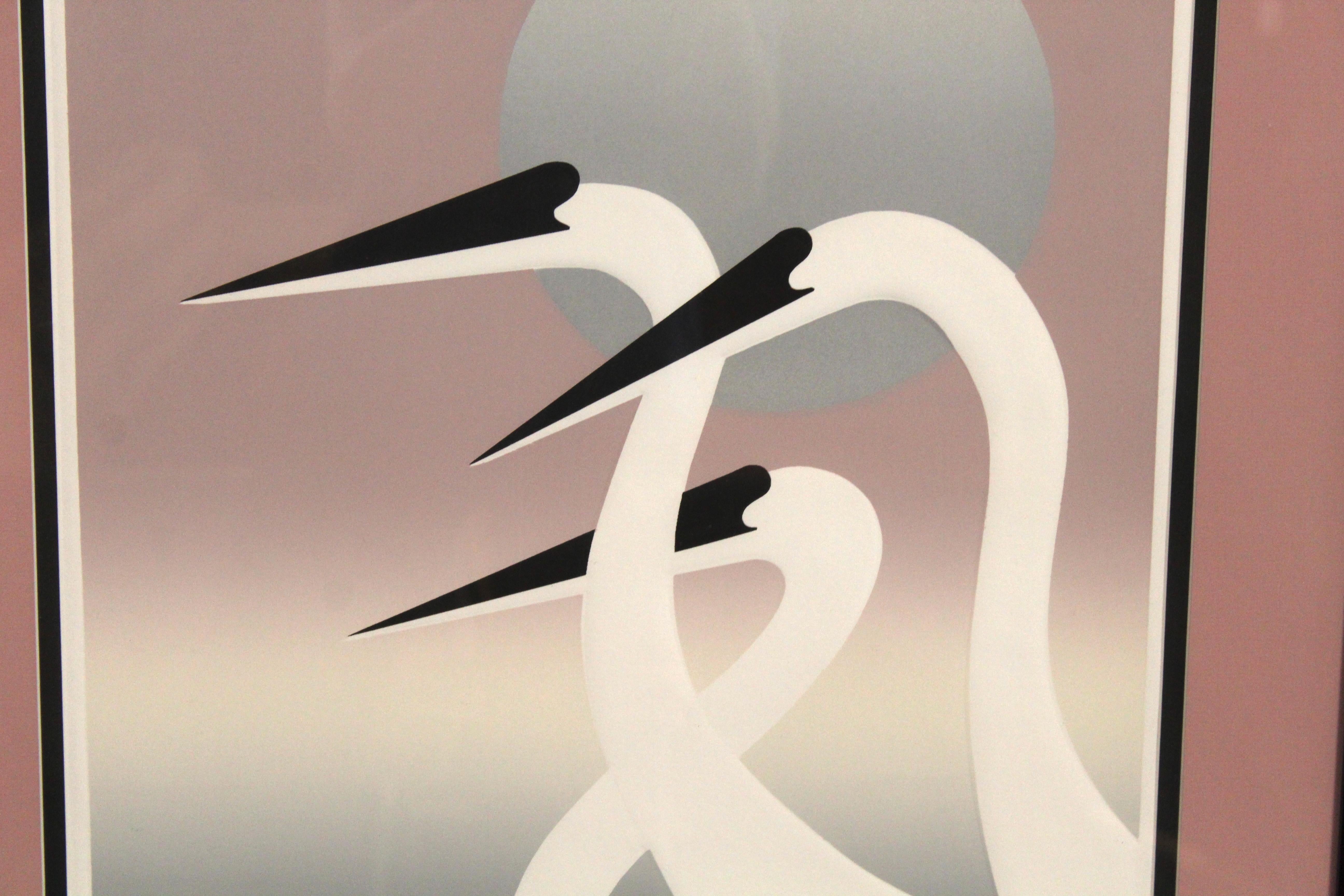 Siebdruck von Carol Eytinge mit dem Titel Whooping Cranes. Die in New York geborene Künstlerin ist vor allem für ihre Siebdrucke mit Vögeln bekannt. Dieses Stück ist mit dem Titel signiert. Passepartout und Rahmen sind absichtlich so gewählt, dass