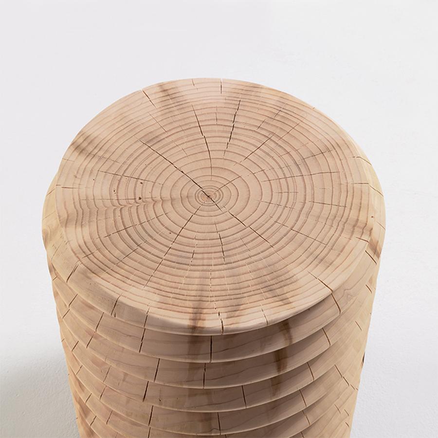 Whorl Cedar Medium Hocker (Italienisch) im Angebot