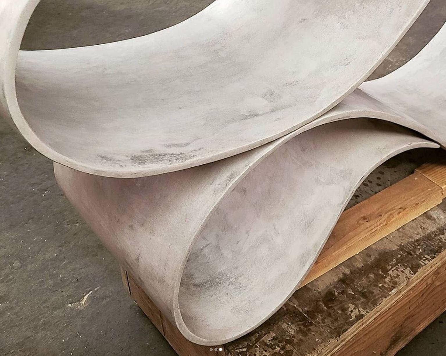 Ciment Table basse en forme de tourbillon de Neal Aronowitz Design en vente
