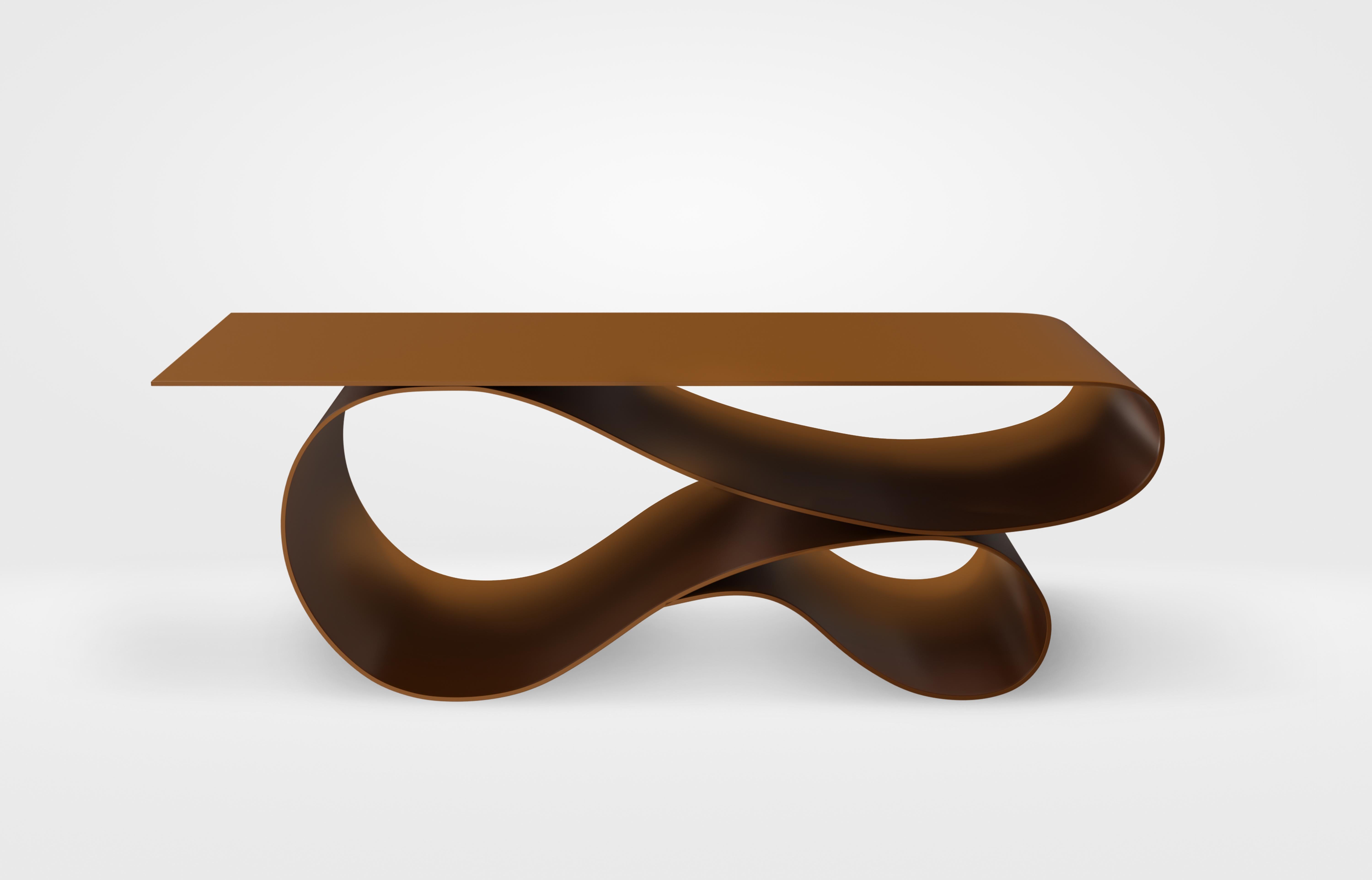 La forme iconique et lyrique de la série primée Whorl Table. D'abord conçu et réalisé en Concrete Canvas, il est maintenant exécuté en aluminium revêtu de poudre. L'aluminium d'un quart de pouce d'épaisseur est façonné à la main pour former les plis