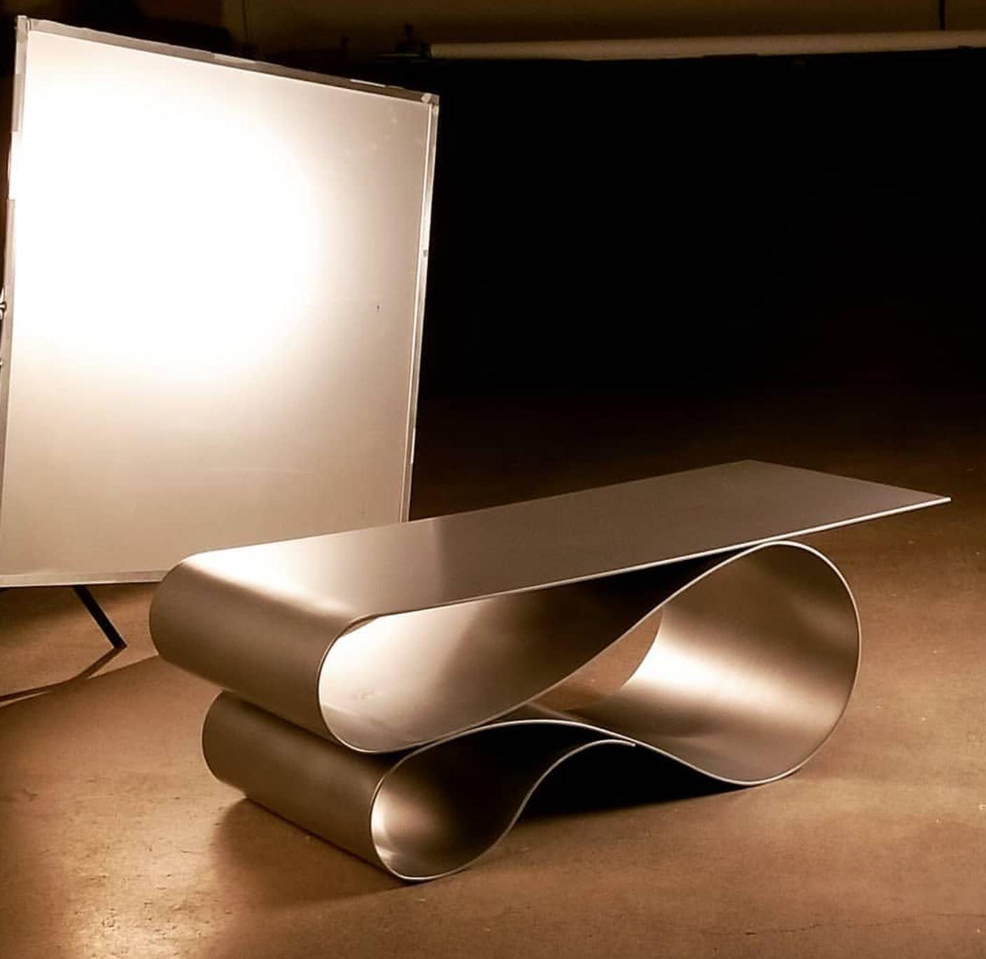 Table basse Whorl en aluminium revêtu de poudre par Neal Aronowitz Design Neuf - En vente à Geneve, CH