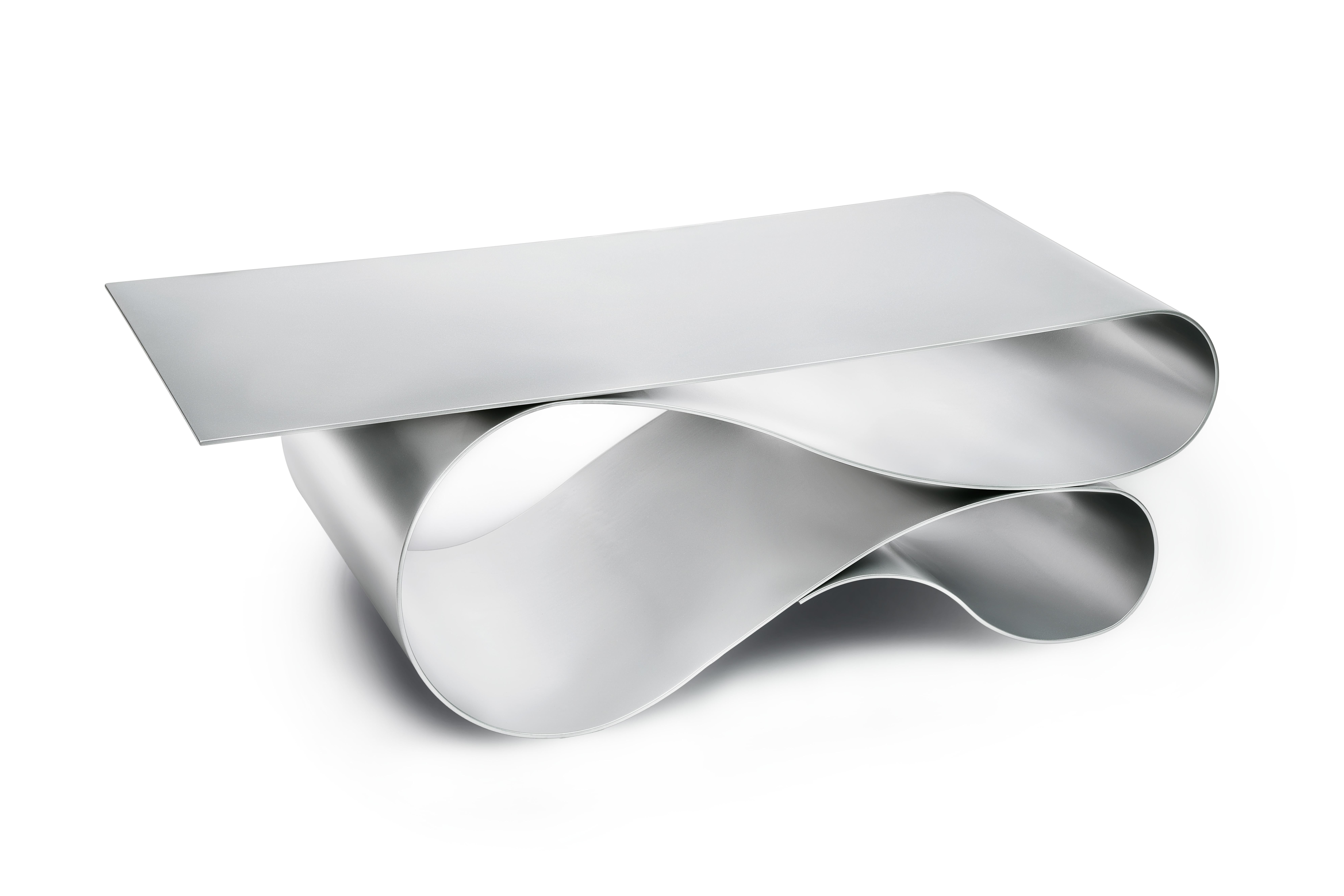 La forme lyrique iconique de la série primée de tables basses Whorl est cette fois-ci exécutée en aluminium revêtu de poudre. L'aluminium d'un quart de pouce d'épaisseur est fabriqué dans les plis magiques de la forme Whorl.
Montré ici en couleur