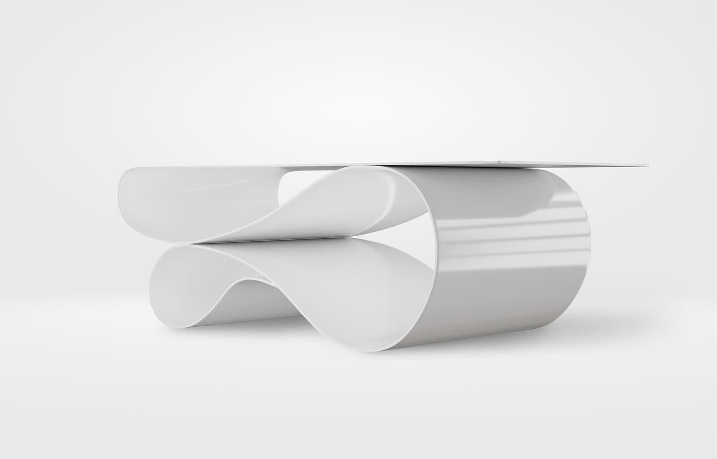 La forme iconique et lyrique de la série primée Whorl Table. D'abord conçu et réalisé en Concrete Canvas, il est maintenant exécuté en aluminium revêtu de poudre. L'aluminium d'un quart de pouce d'épaisseur est façonné à la main pour former les plis