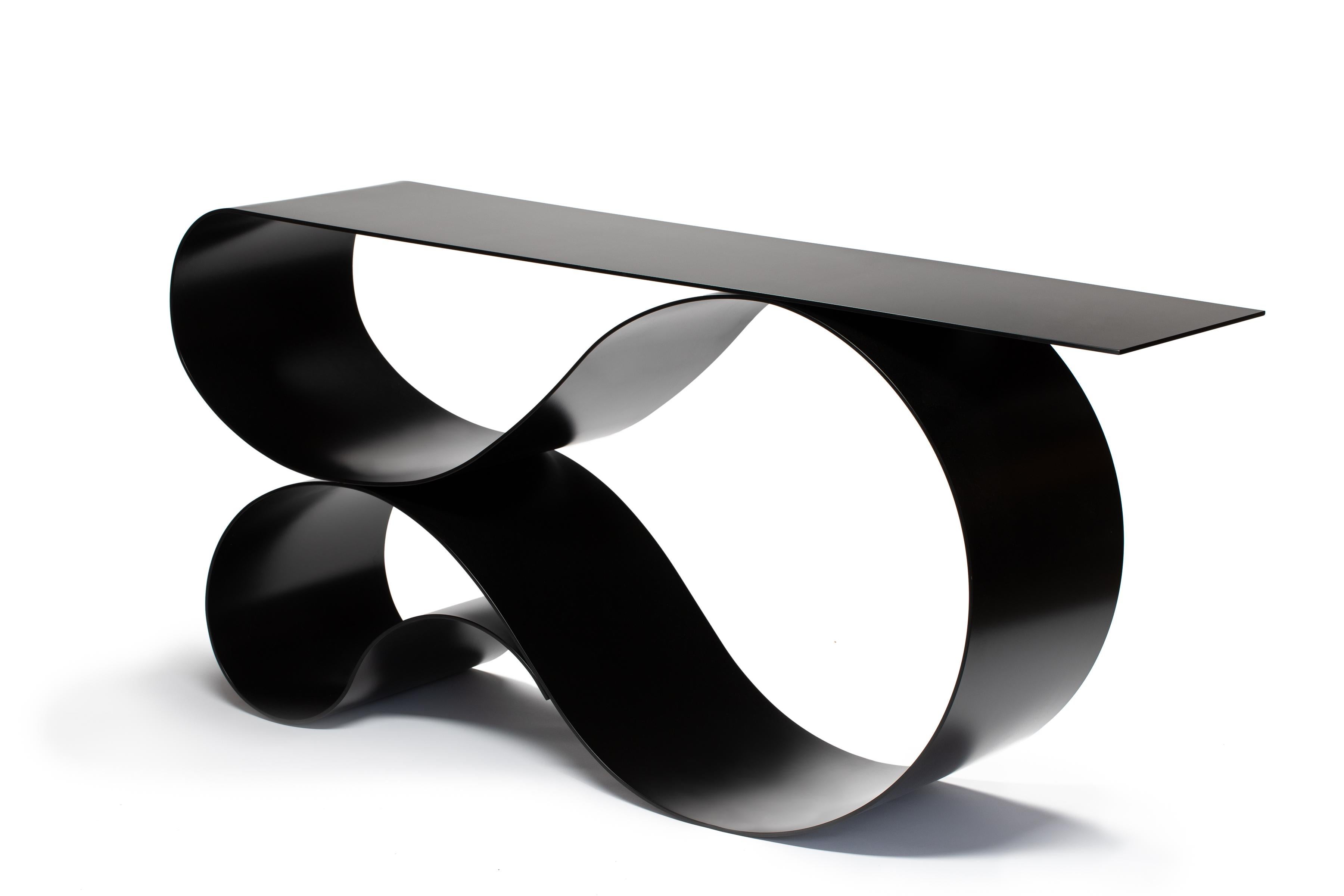 Whorl-Konsole aus schwarzem, matt pulverbeschichtetem, pulverbeschichtetem Aluminium von Neal Aronowitz Design im Zustand „Neu“ im Angebot in Geneve, CH
