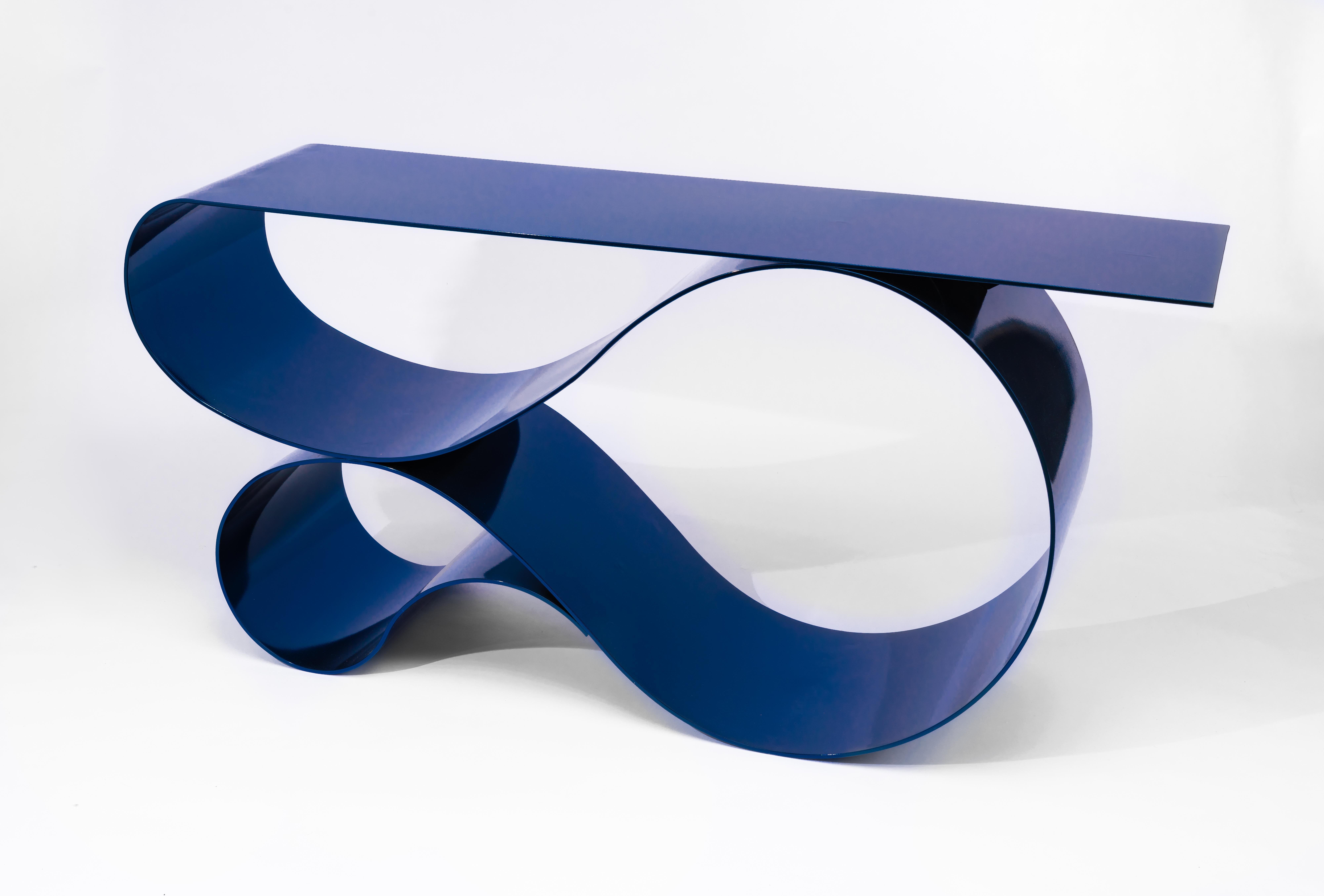 Whorl-Konsole aus blau pulverbeschichtetem Aluminium von Neal Aronowitz Design im Zustand „Neu“ im Angebot in Geneve, CH