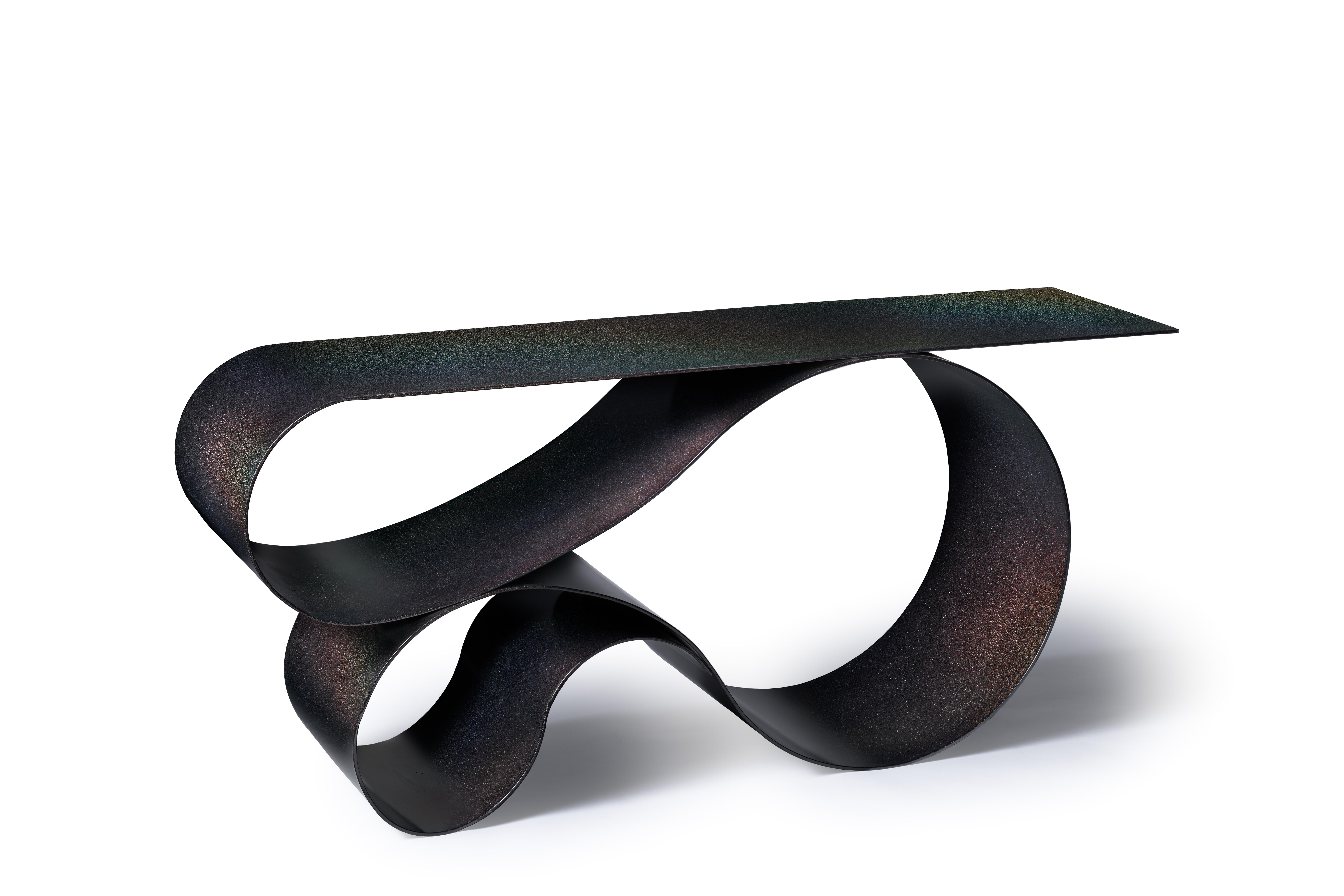 L'iconica forma lirica della pluripremiata serie Whorl Table è ora realizzata in alluminio verniciato a polvere. L'alluminio dello spessore di 1/4