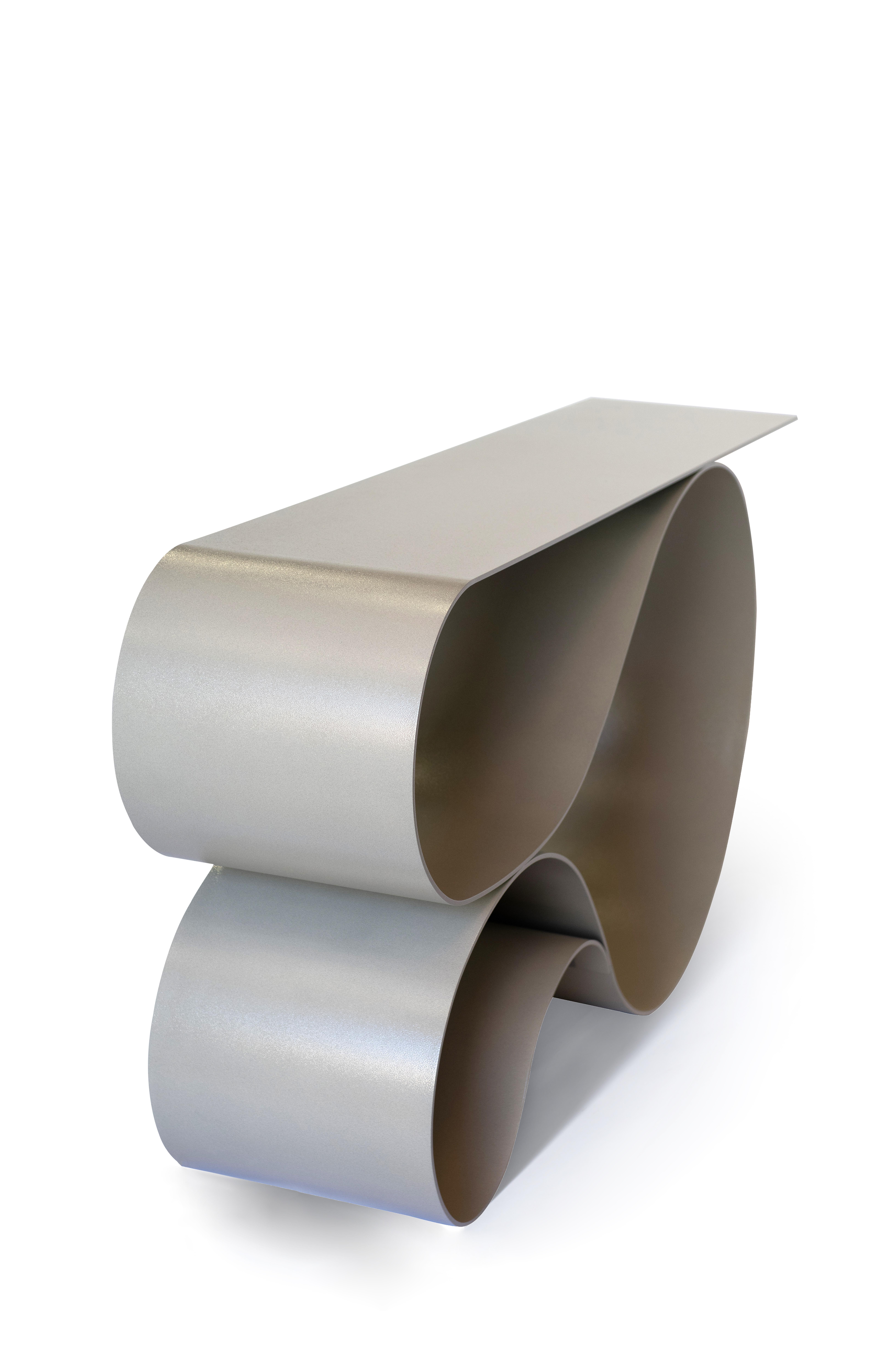 La forme lyrique emblématique de la série primée de tables Whorl est cette fois exécutée en aluminium à revêtement en poudre. l'aluminium de 1/4