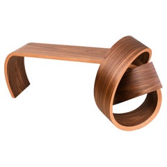 Panchina Why Knot in impiallacciatura di noce oliato, realizzata a mano