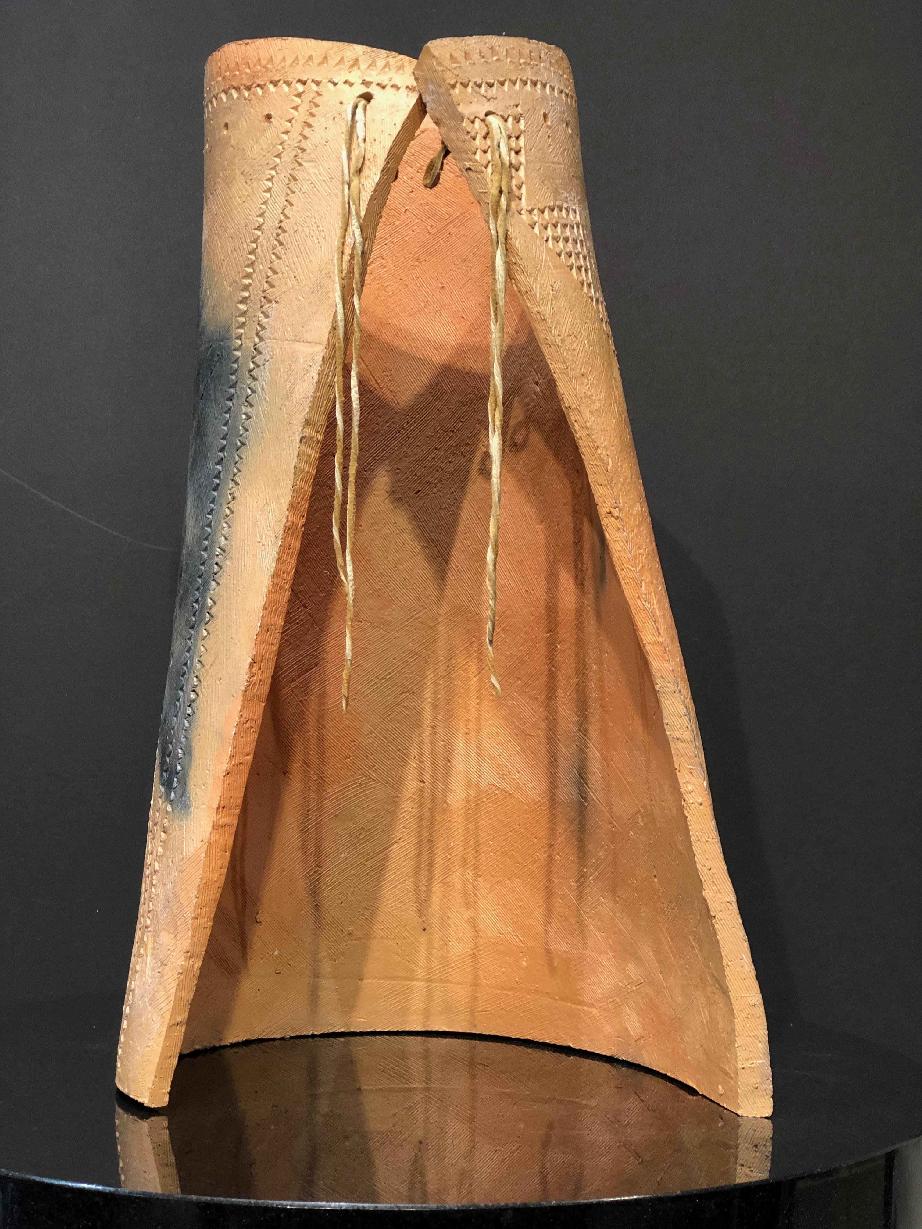 Tupuna, Ancestor's Cloak, Keramikskulptur, abstrakt, Maori, zeitgenössische Kunst