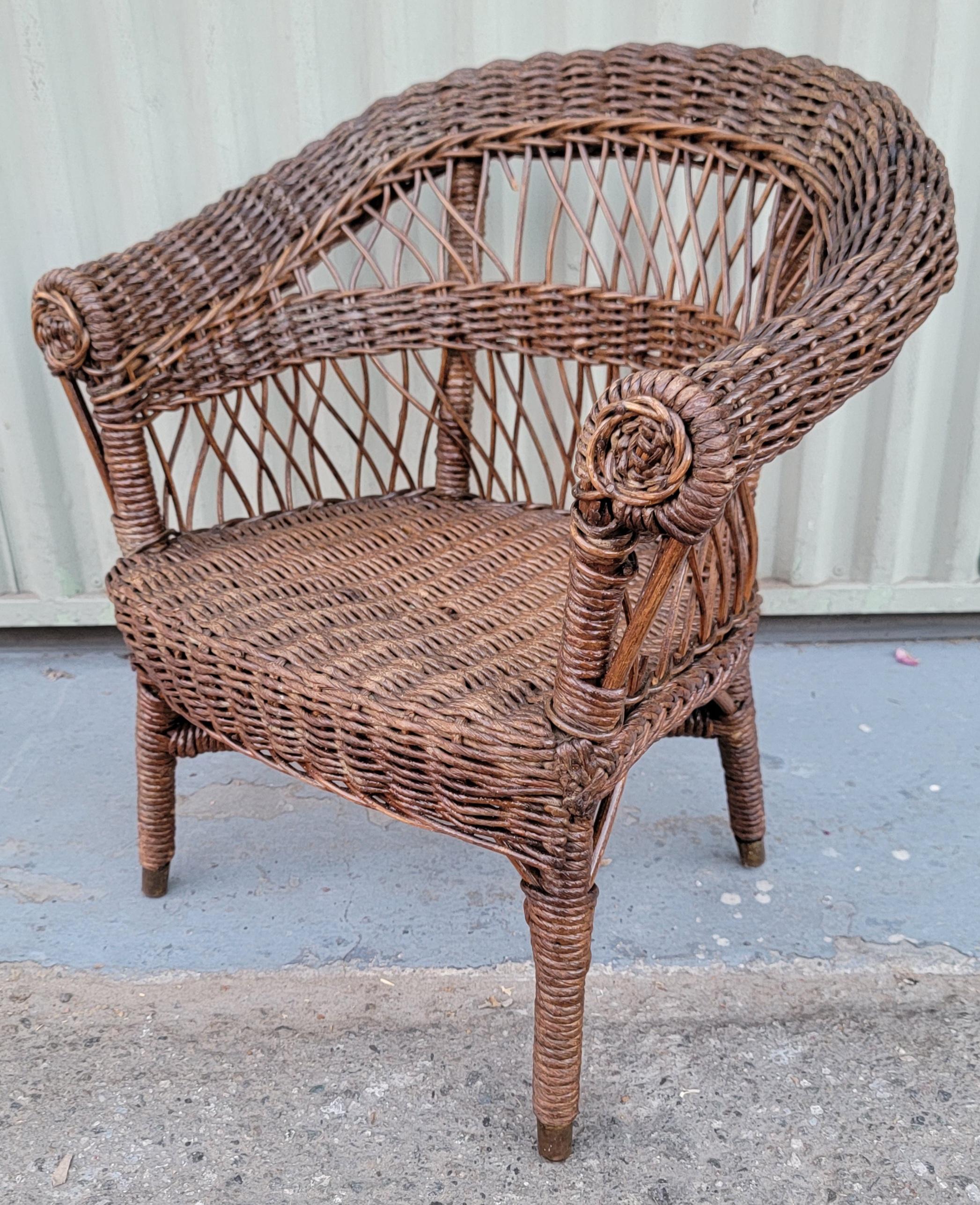 Sedia in vimini anni '20 Bar Harbor Brown. Meravigliosa tonalità di terra marrone. Seduta completamente intrecciata. È di grandi dimensioni e facile da spostare all'interno o all'esterno. 