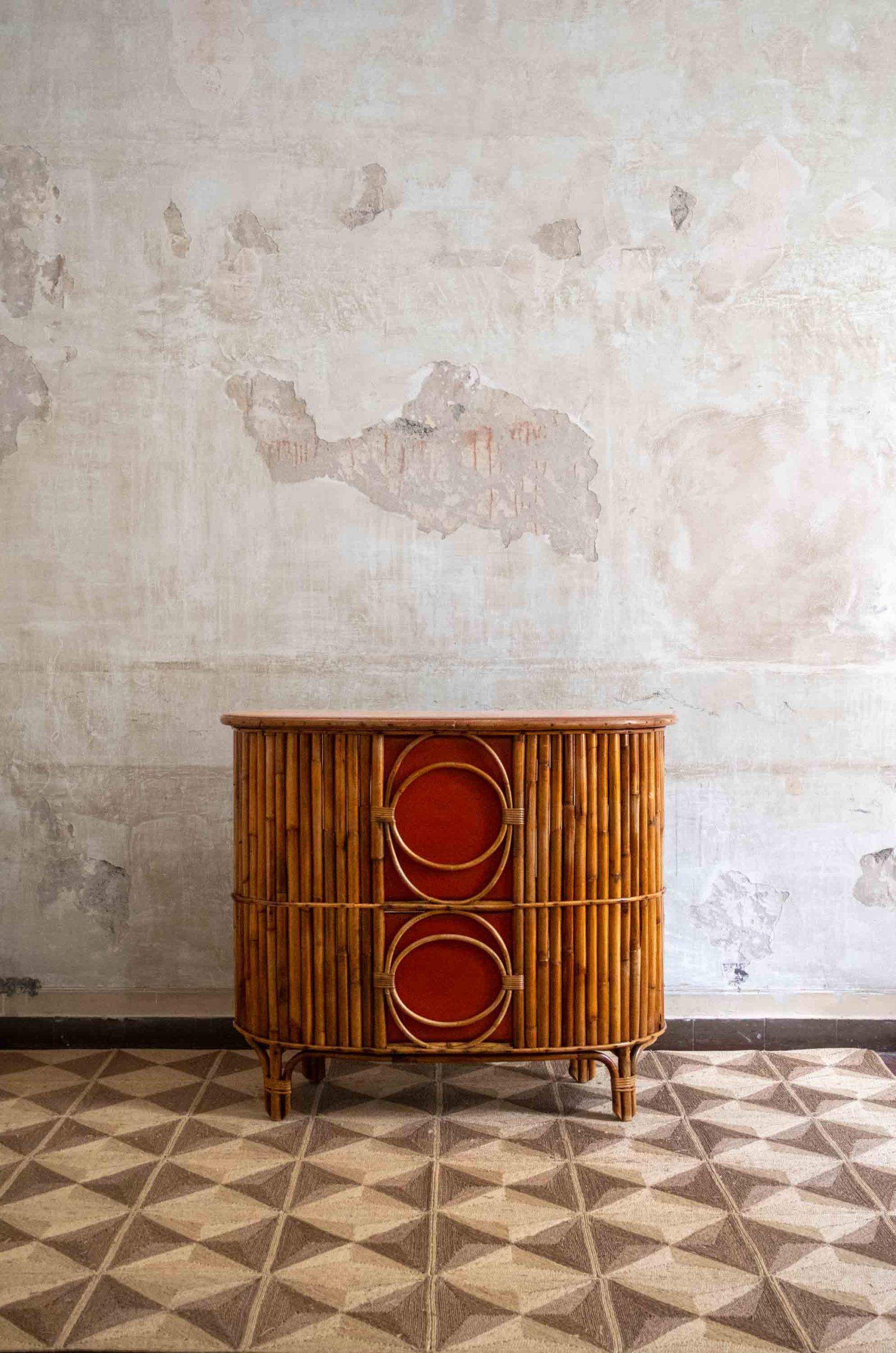 Wicker and Bamboo Bar Cabinet – 1970s
Product details
Red leather upholstery
Dimensions: 112 B x 98 H x 49 P cm