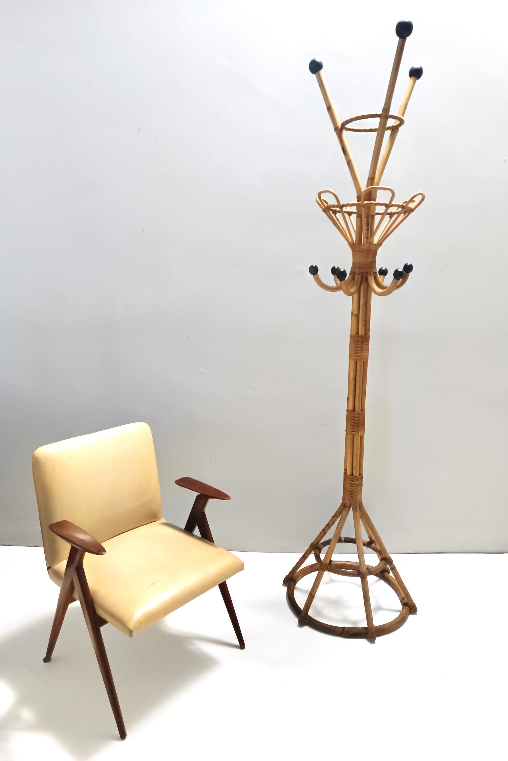 Prodotto in Italia da Fratelli Castano, anni '70. 
Questo solido appendiabiti ha una struttura in bambù e vimini.
Potrebbe presentare lievi tracce d'uso, come la patina originale, ma nel complesso può essere considerato in ottime condizioni