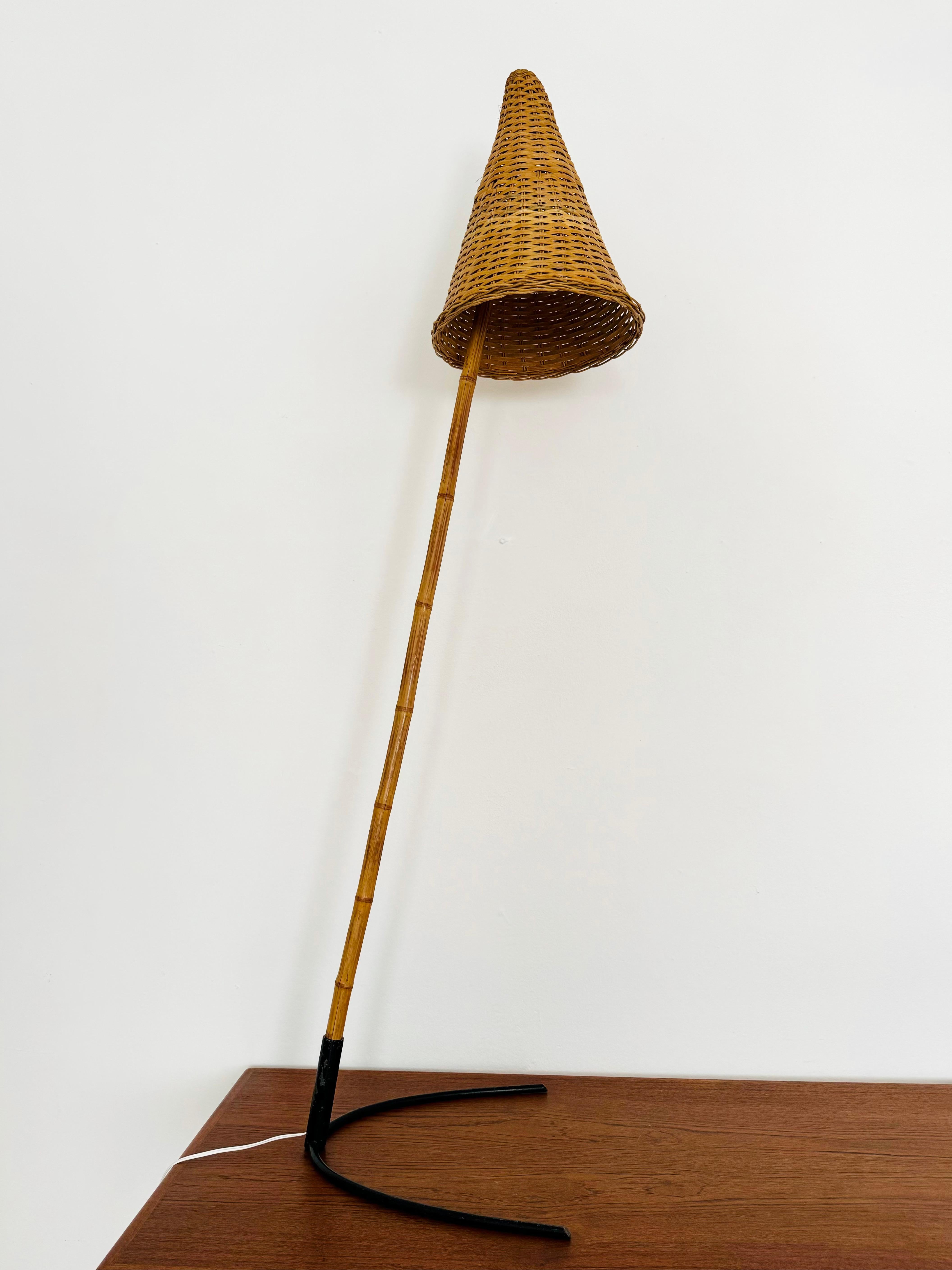 Bellissima lampada da terra in rattan con asta in bambù degli anni '50.
Design eccezionale e lavorazione di alta qualità.
I dettagli amorevoli e l'effetto luminoso molto piacevole rendono la lampada speciale e una delle preferite.

Design/One: