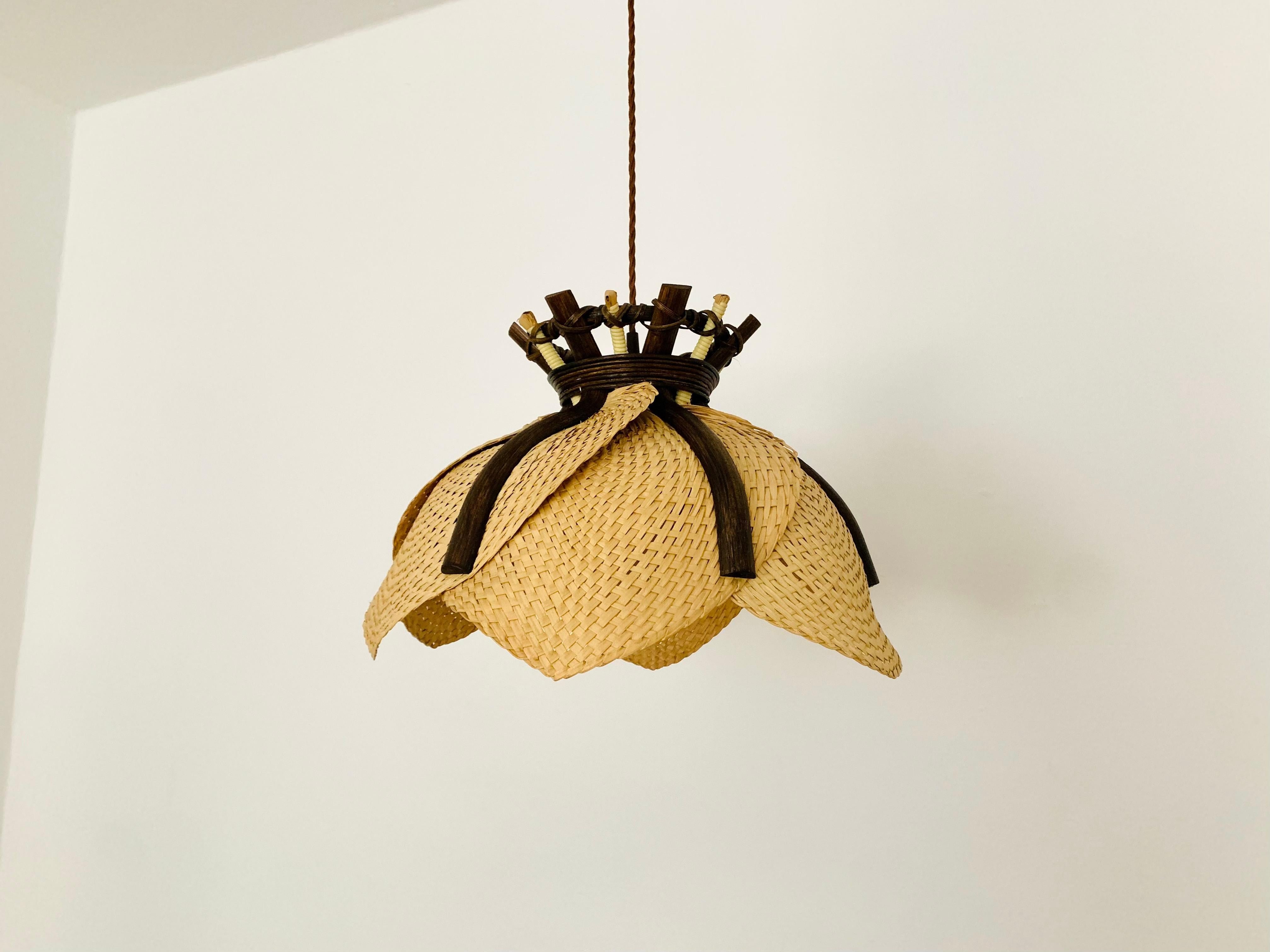Beautiful pendant lamp from the 1960s.
The shape and materials create a warm and very pleasant light.
Wonderful contemporary design and an asset for fans of natural materials.

Condition:

Very good vintage condition with slight signs of age-related