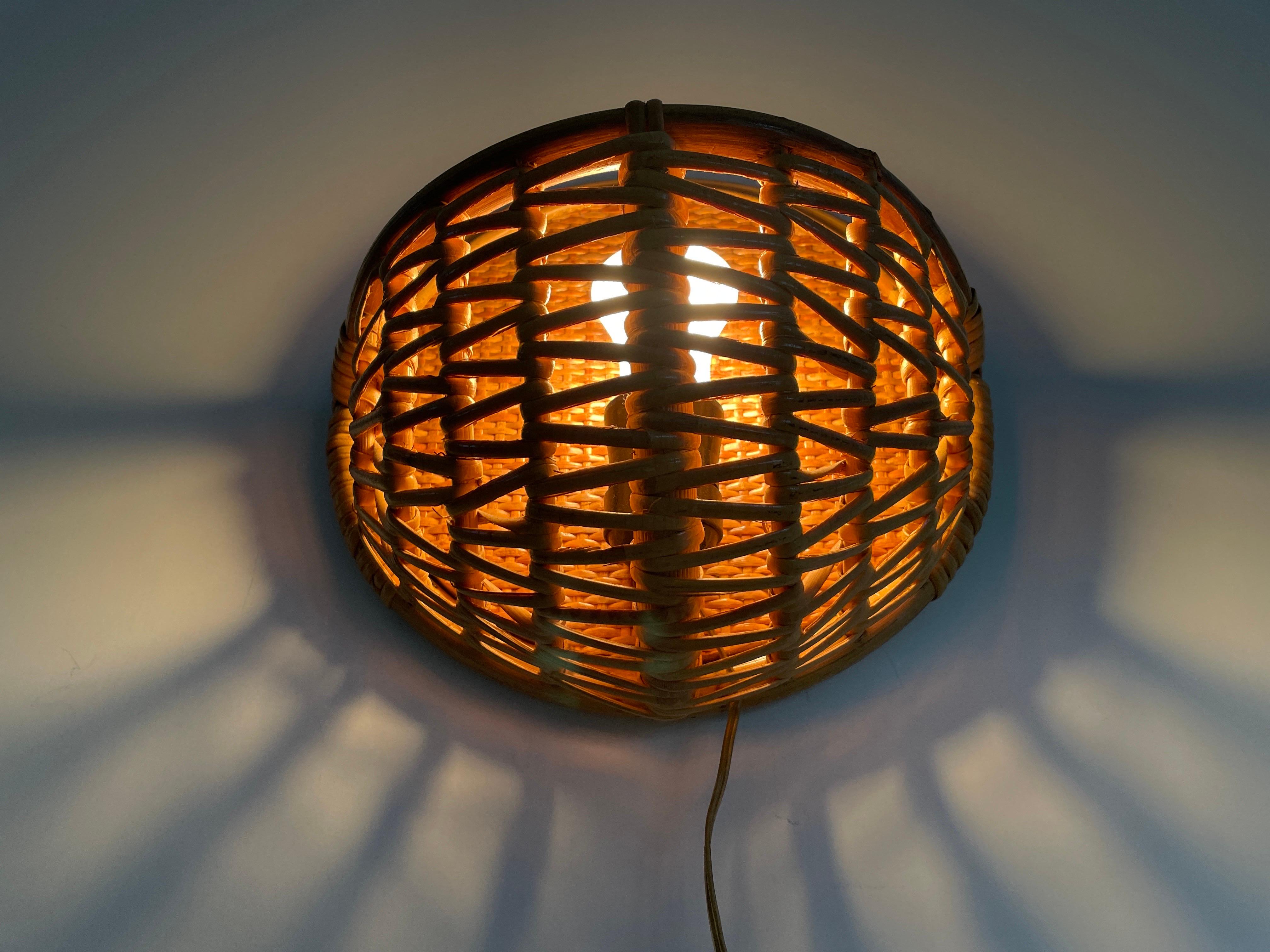 Wicker and Bamboo Round Design Pair of Wall Lamps, 1950s, Italy For Sale 12