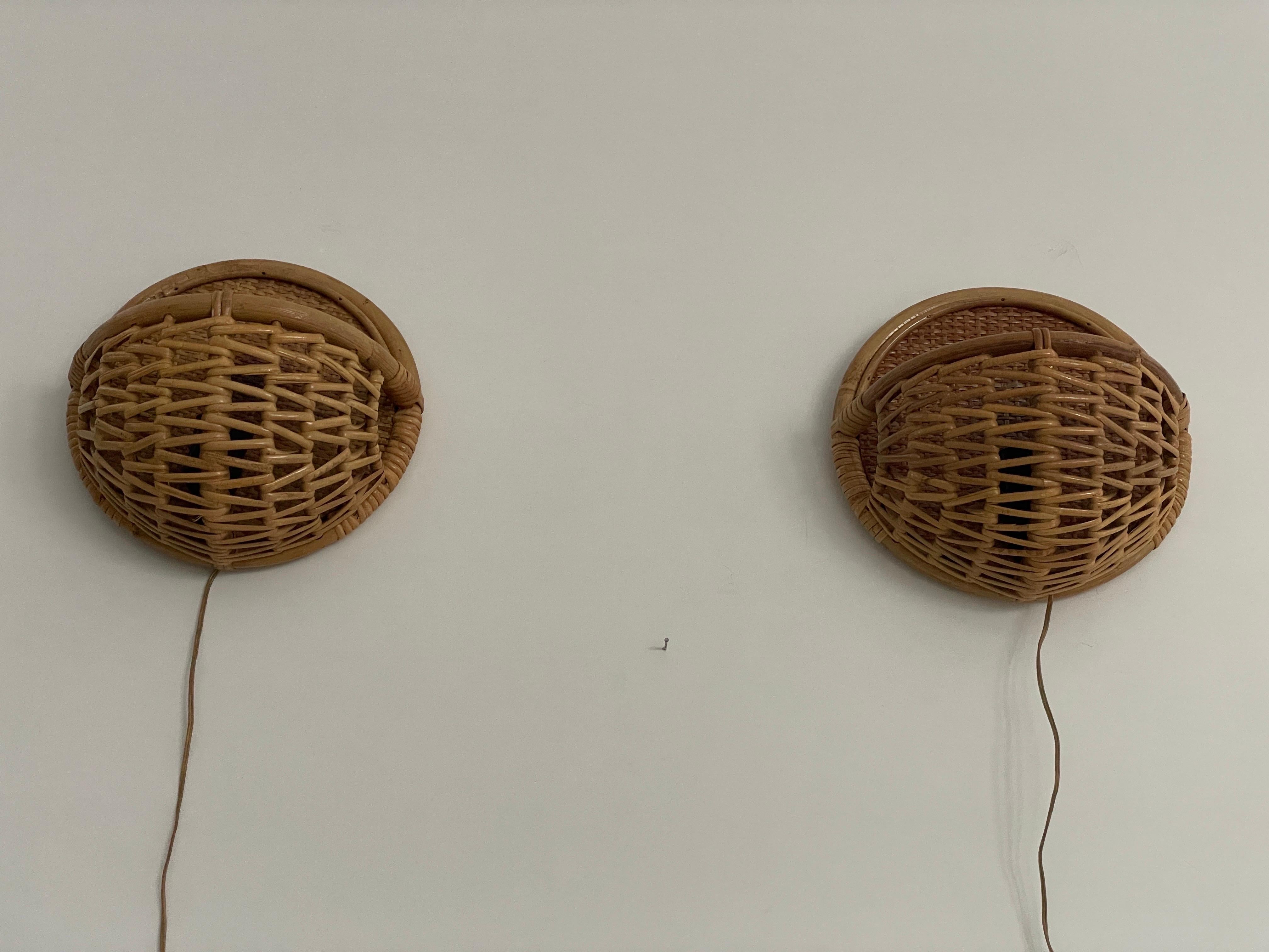 Wicker and Bamboo Round Design Pair of Wall Lamps, 1950s, Italy In Excellent Condition For Sale In Hagenbach, DE