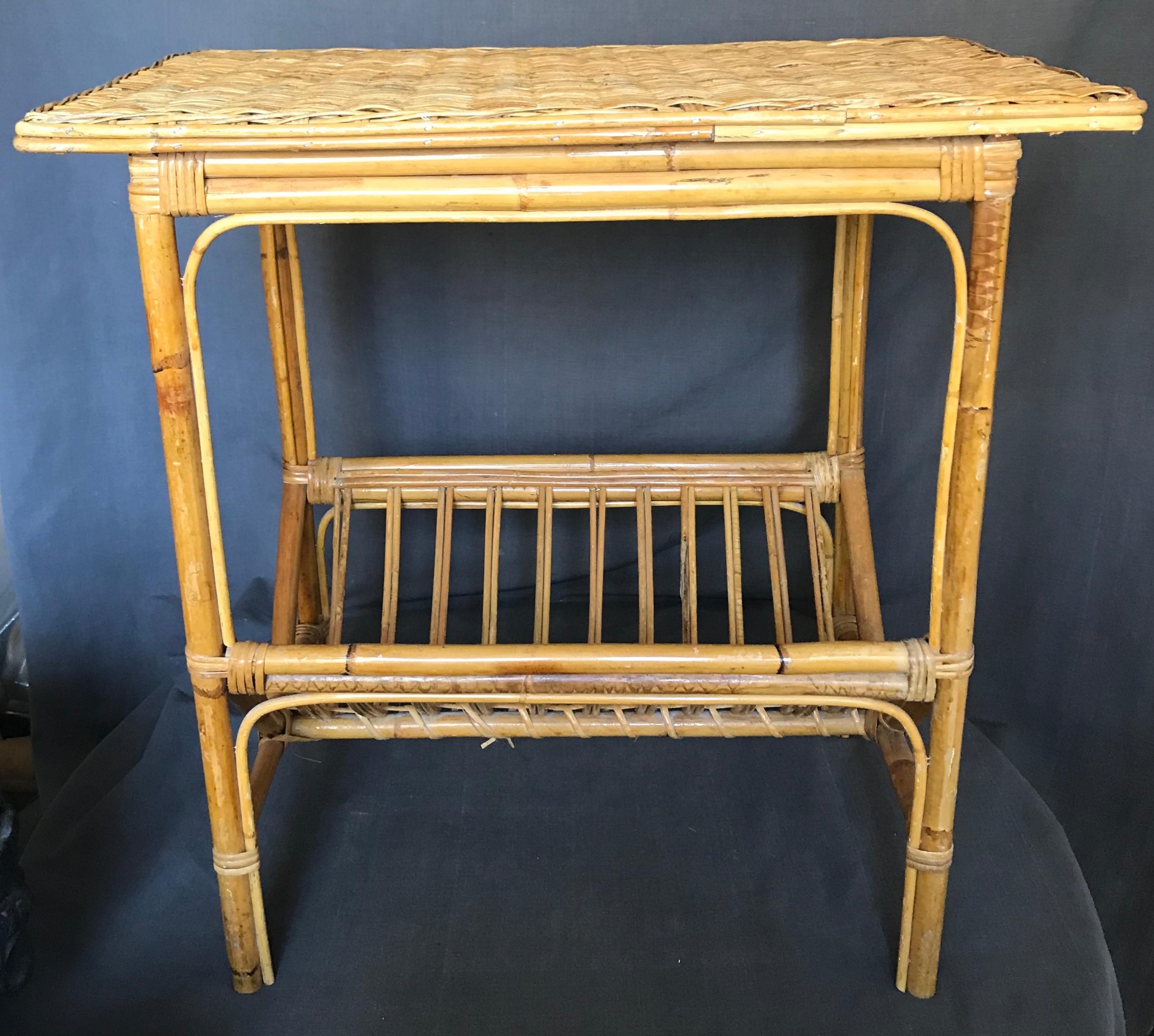 Wicker and bamboo side table. Vintage American softly patinaed wicker table with lower rack for newspapers and magazines or rolls of towel; perfect as a pool house tea table or side table. United States, mid-20th century.
Dimensions: 25