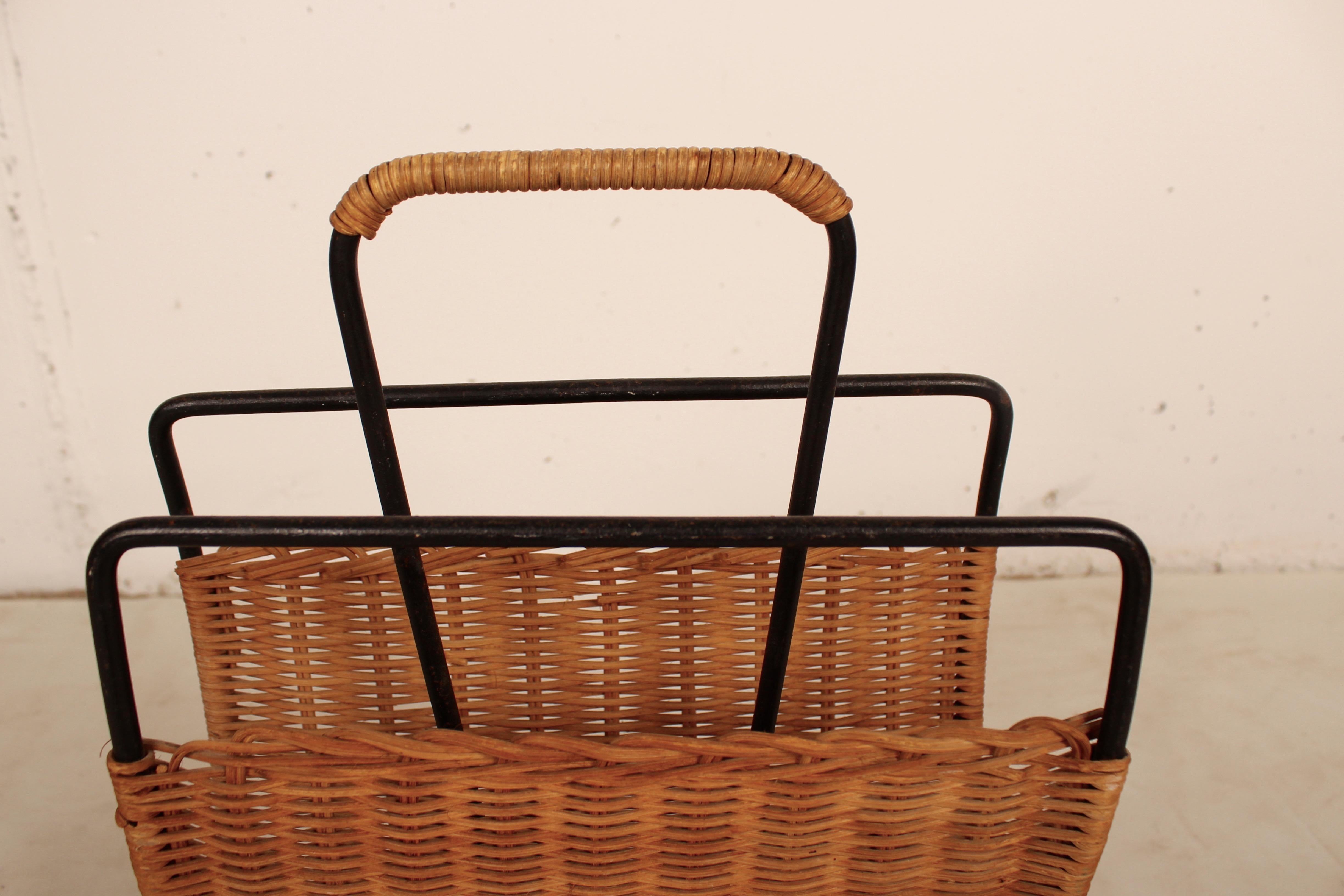 Wicker and Black Metal Magazine Holder by Raoul Guys, France, 1950 In Good Condition In Santa Gertrudis, Baleares