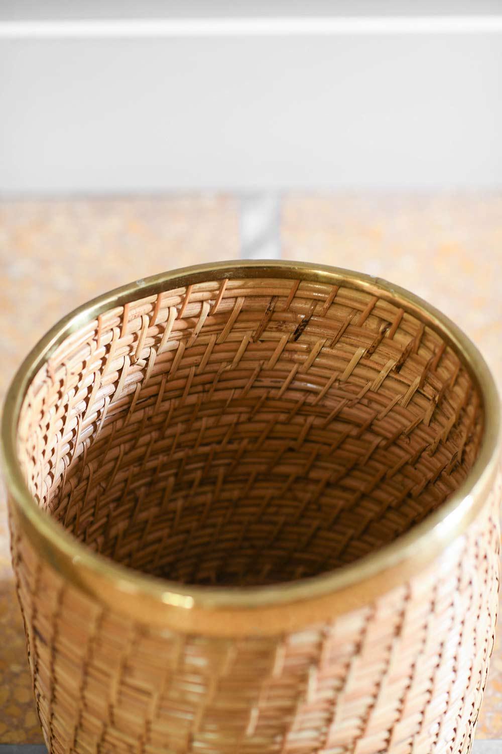 Wicker and brass vase holder, 1980s.
Dimensions: 32 w x 32 h x 32 d cm
Materials: wicker, brass
Production: Italian production 1980