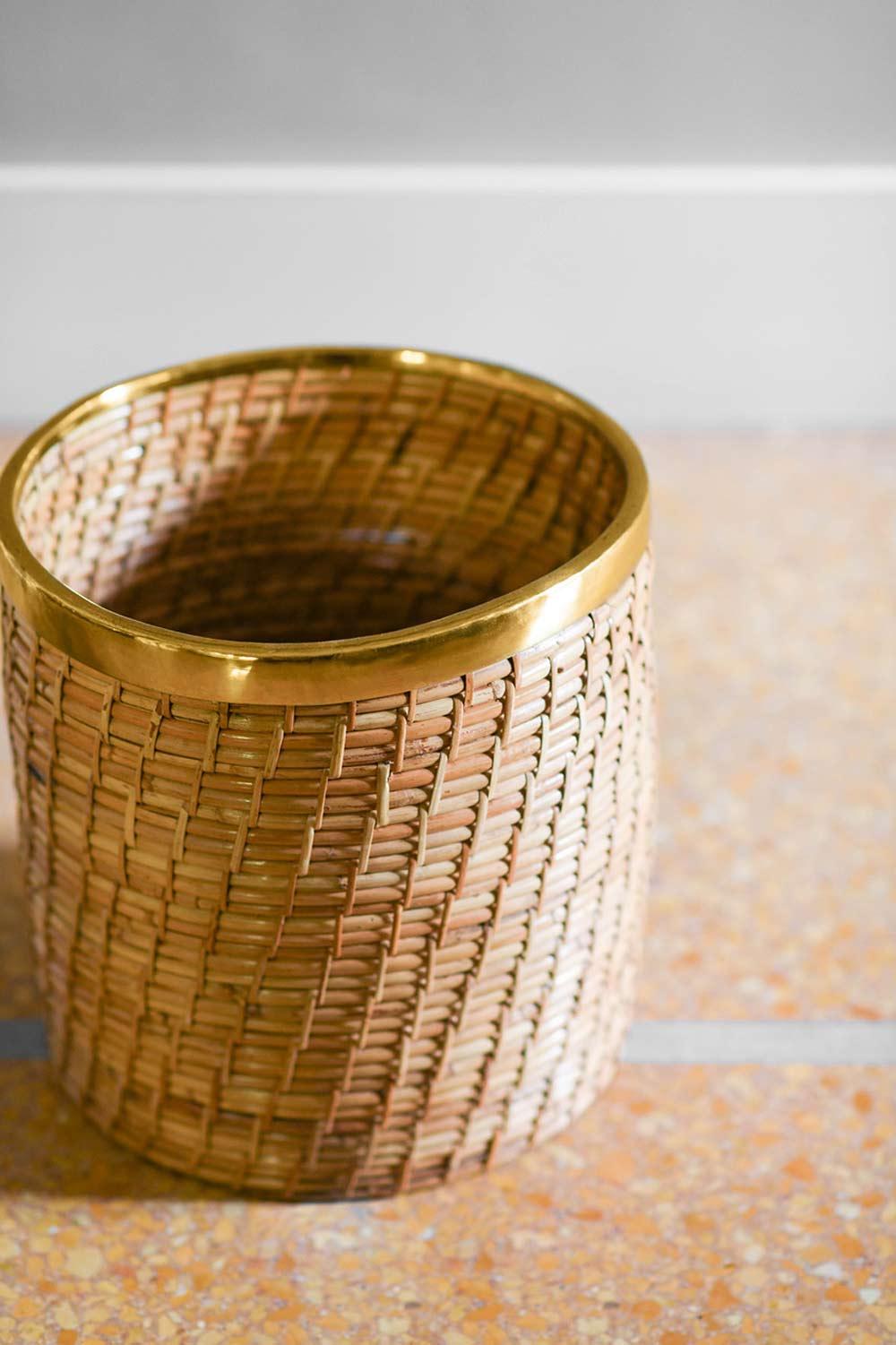 Wicker and brass vase holder 1980s In Good Condition For Sale In Roma, RM