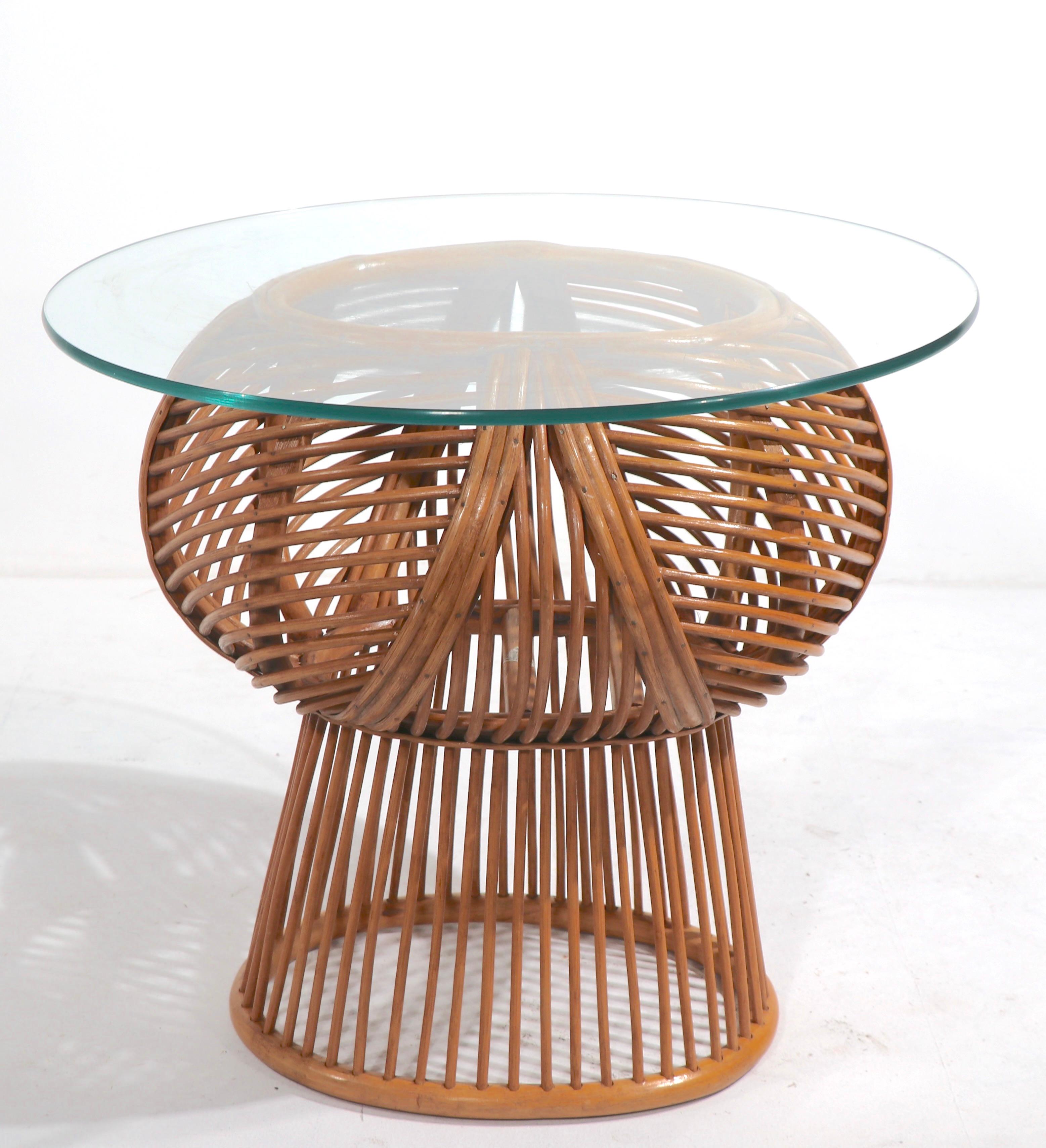 Table d'appoint chic et élégante en osier avec plateau en verre, l'osier conserve l'étiquette originale made in Philippines. Très bon état, propre et prêt à l'emploi.