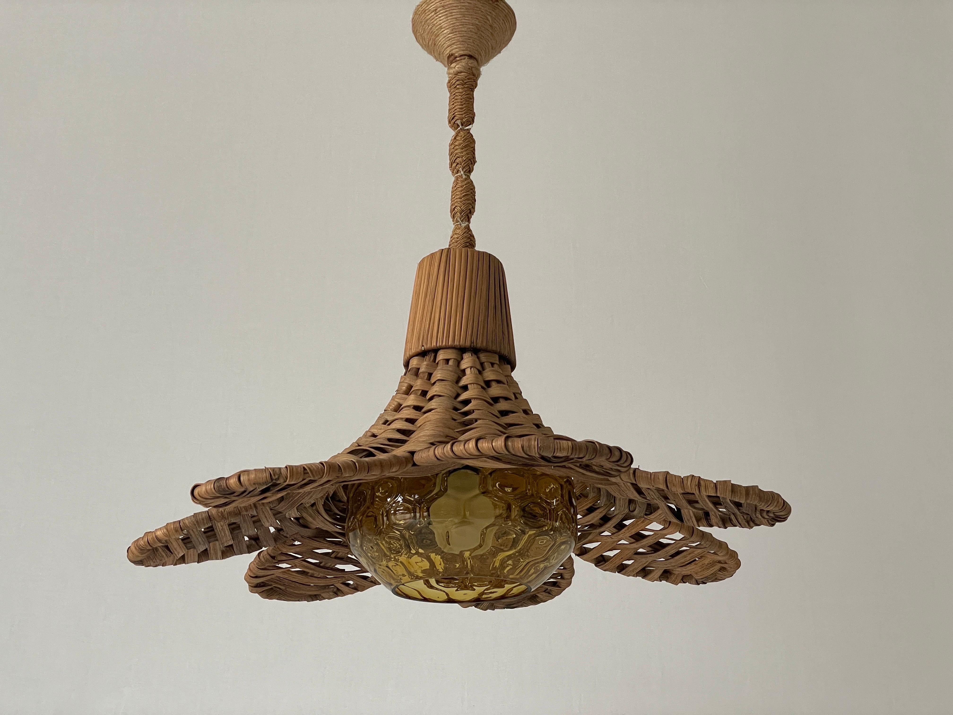 Lampada a sospensione grande in vimini e vetro, Germania, anni '60

Il paralume è in ottime condizioni vintage.
Nessuna crepa, nessun pezzo mancante.
Cappello originale.

Questa lampada funziona con lampadine E27. Max 100W
Cablato e adatto all'uso