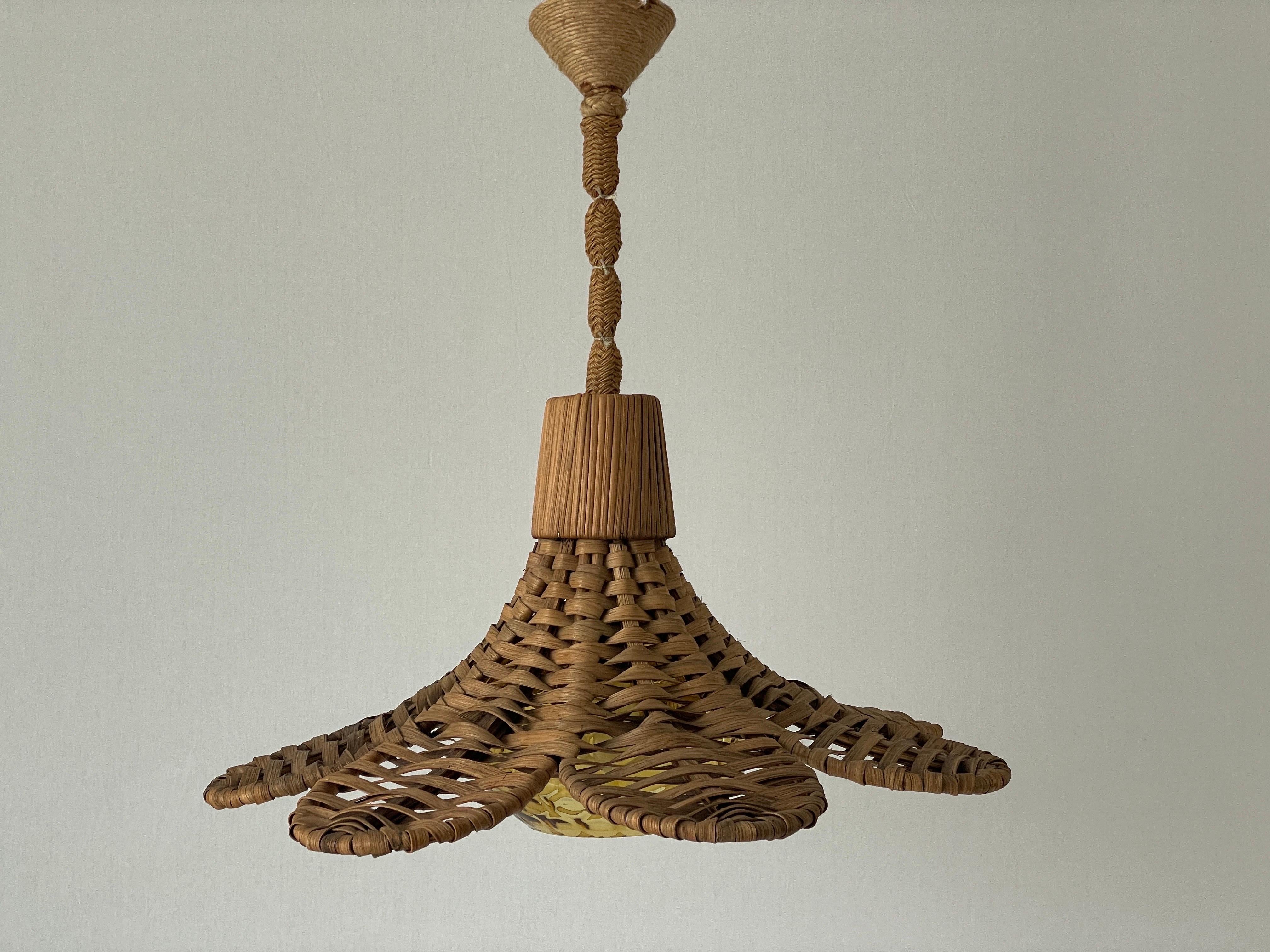 Lampada a sospensione grande in vimini e vetro, Germania, anni '60 In condizioni ottime in vendita a Hagenbach, DE