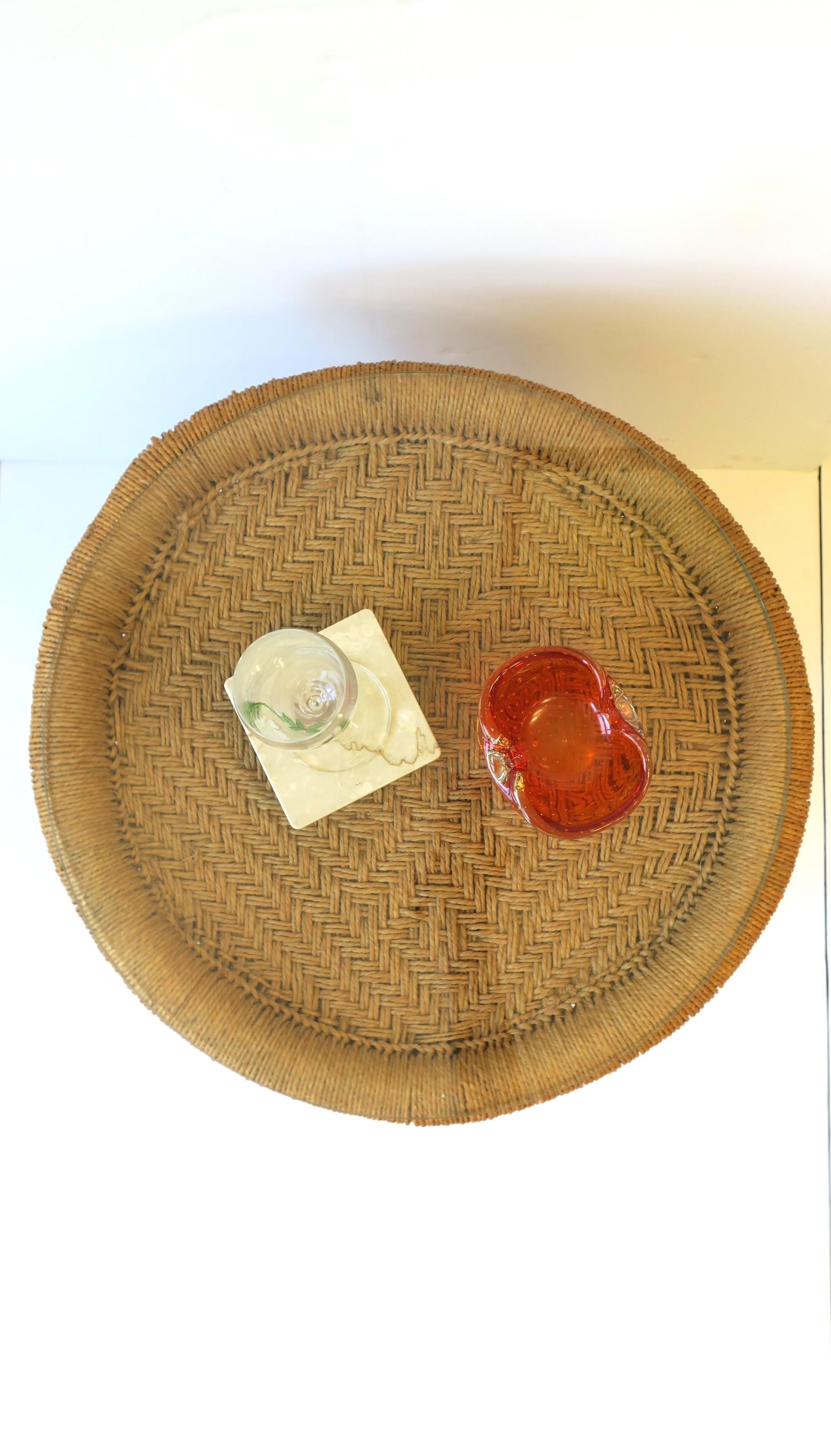 Osier Tabouret crayon ou table à boissons d'appoint en osier avec plateau en verre en vente