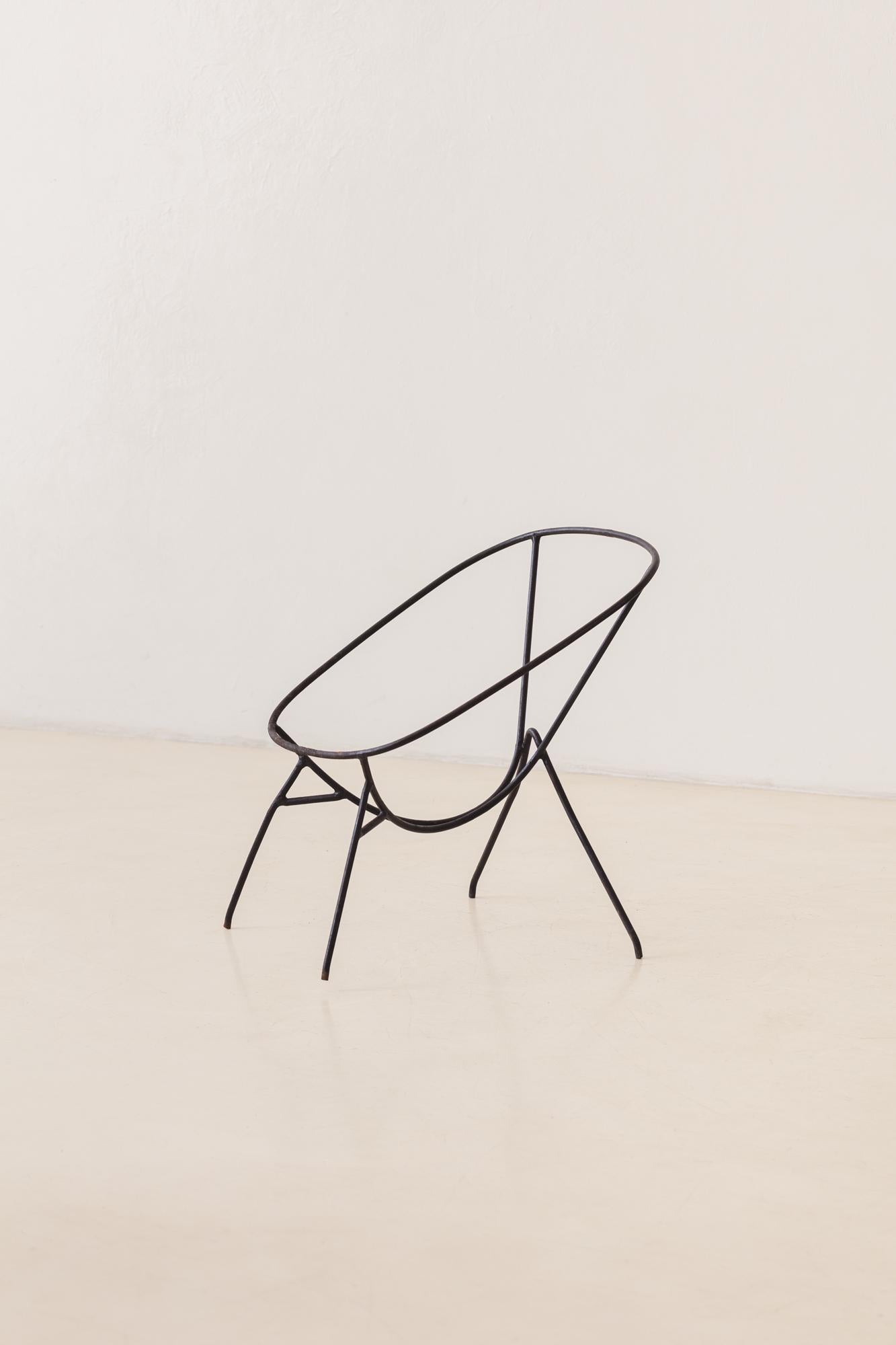 Ce fauteuil s'inspire librement de l'une des pièces les plus emblématiques conçues par Martin Eisler (1913-1977) et produites par Móveis Artesanal et Forma S.A. Móveis e Objetos de Arte dans les années 1950.

Le design original figurait sur la