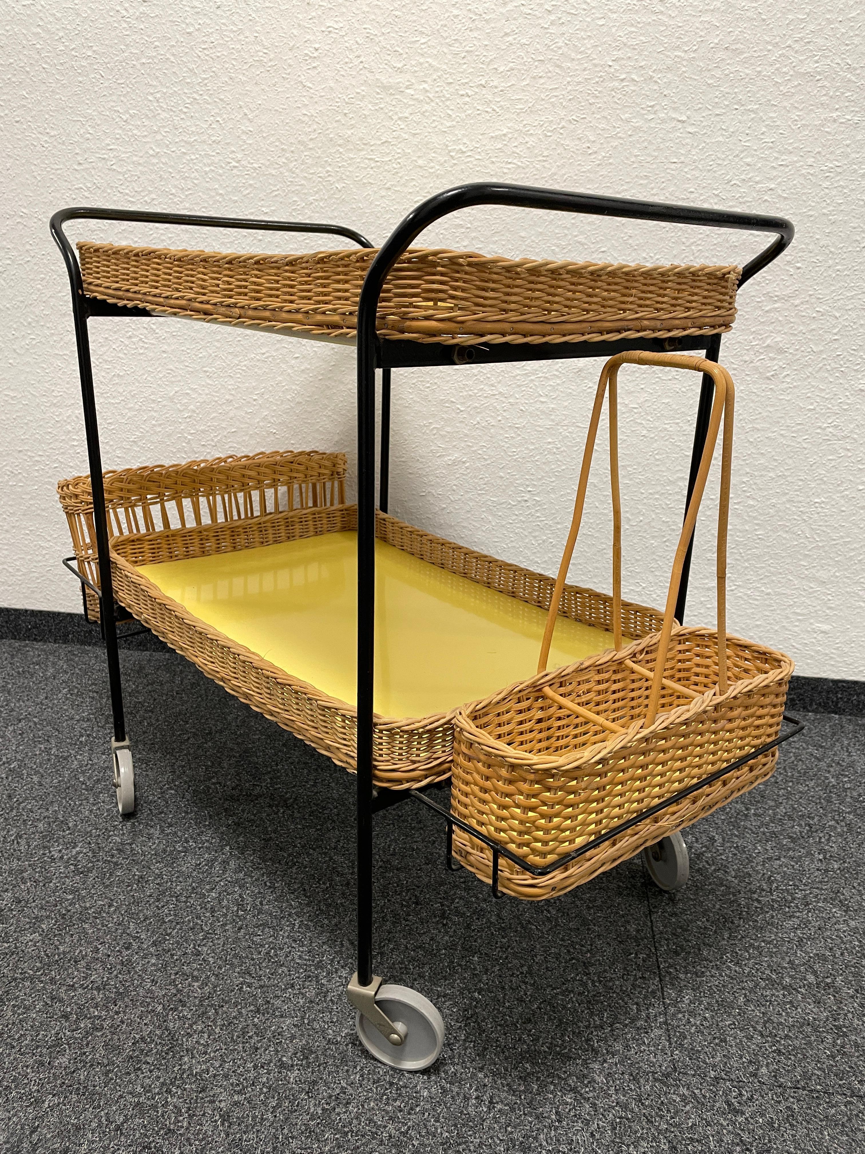 Milieu du XXe siècle Chariot de bar ou table roulante à thé en osier et en fer, Allemagne, années 1950 en vente