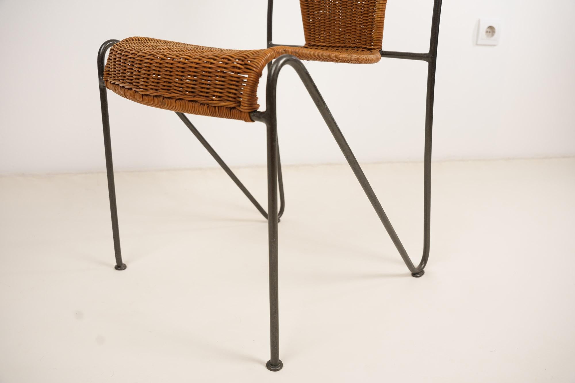 Milieu du XXe siècle Chaise en osier et fer par Frederic Weinberg 1950s en vente