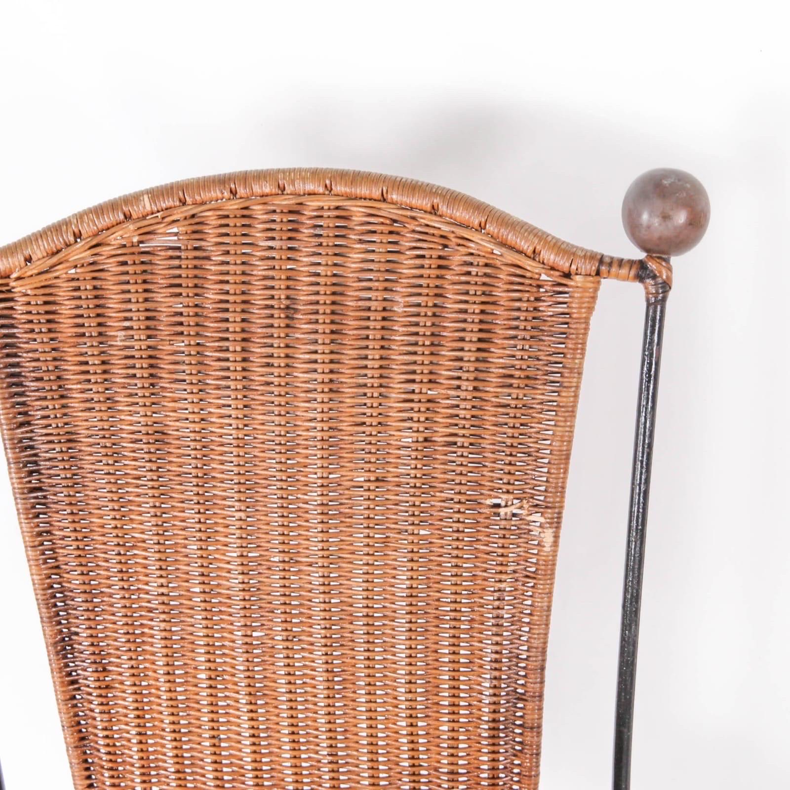 Schöne handgeflochtene Weide und Eisen Vintage Esszimmer Set mit einem Tisch und 4 Stühlen.
Tolles Design und guter Zustand.
