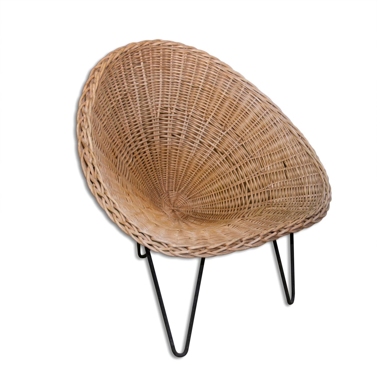 Midcentury lounge chair with an egg-shaped wicker seat. It was made at the turn of 1950s-960s in France. It features a high quality wicker seat and a black metal three-legged base
In very good original condition with preservation a beautiful patina.
