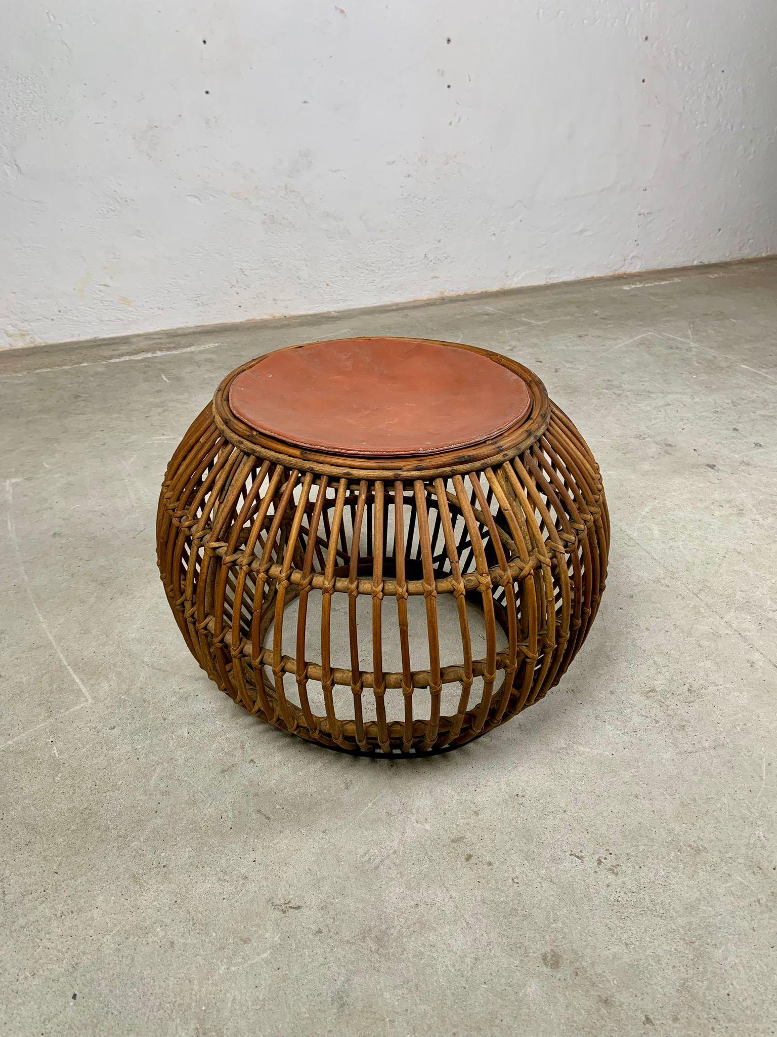 Wicker and leather pouf
Italy, 1960s
Dimensions: diameter 52 cm, height 42 cm
Frame made of woven wicker, seat with a removable leather cushion resting on top. Typical 1960s design featuring the use of natural materials and a combination of