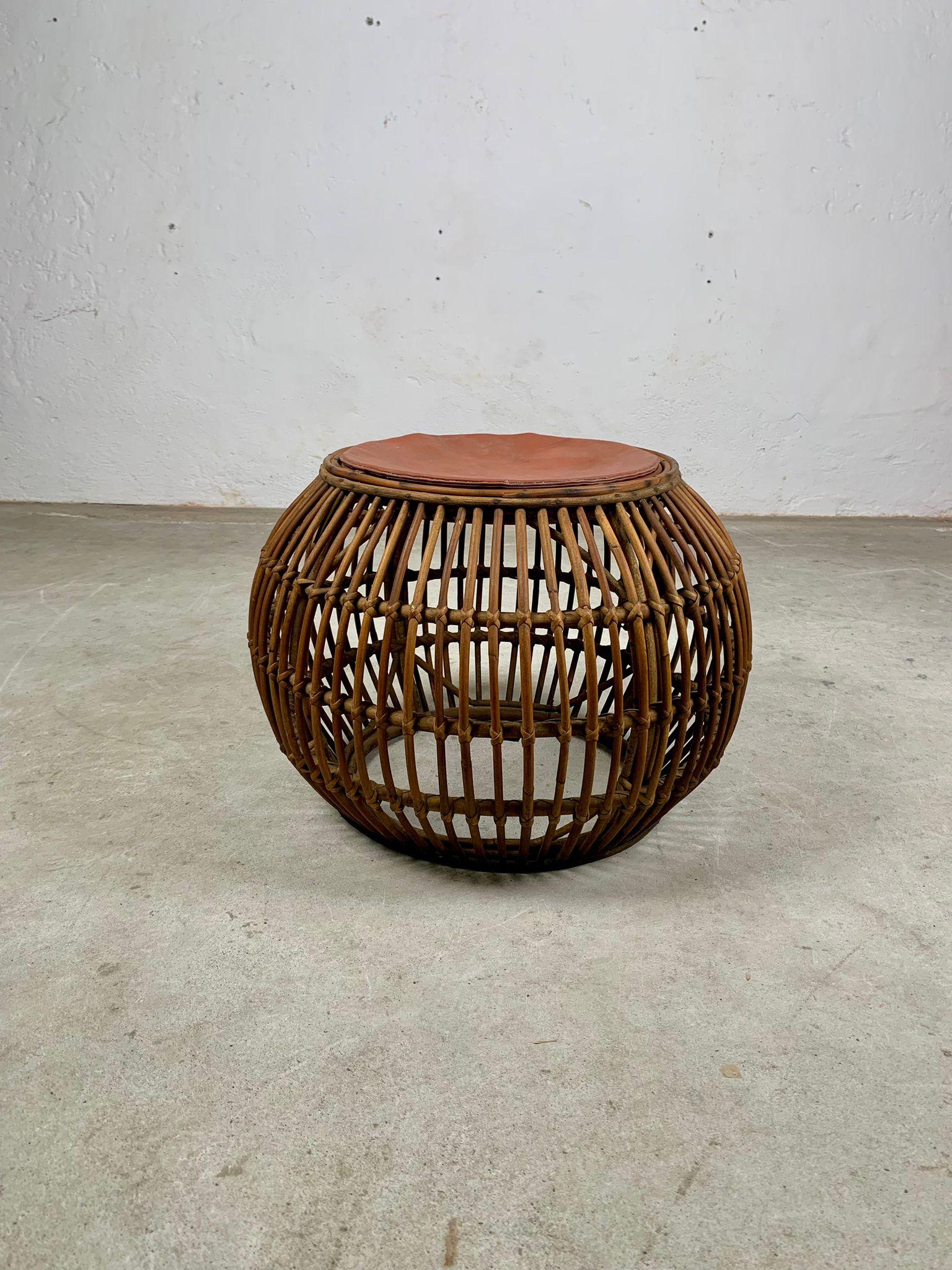 Wicker and leather pouf, 1970s, Italy Bon état - En vente à Milano, IT