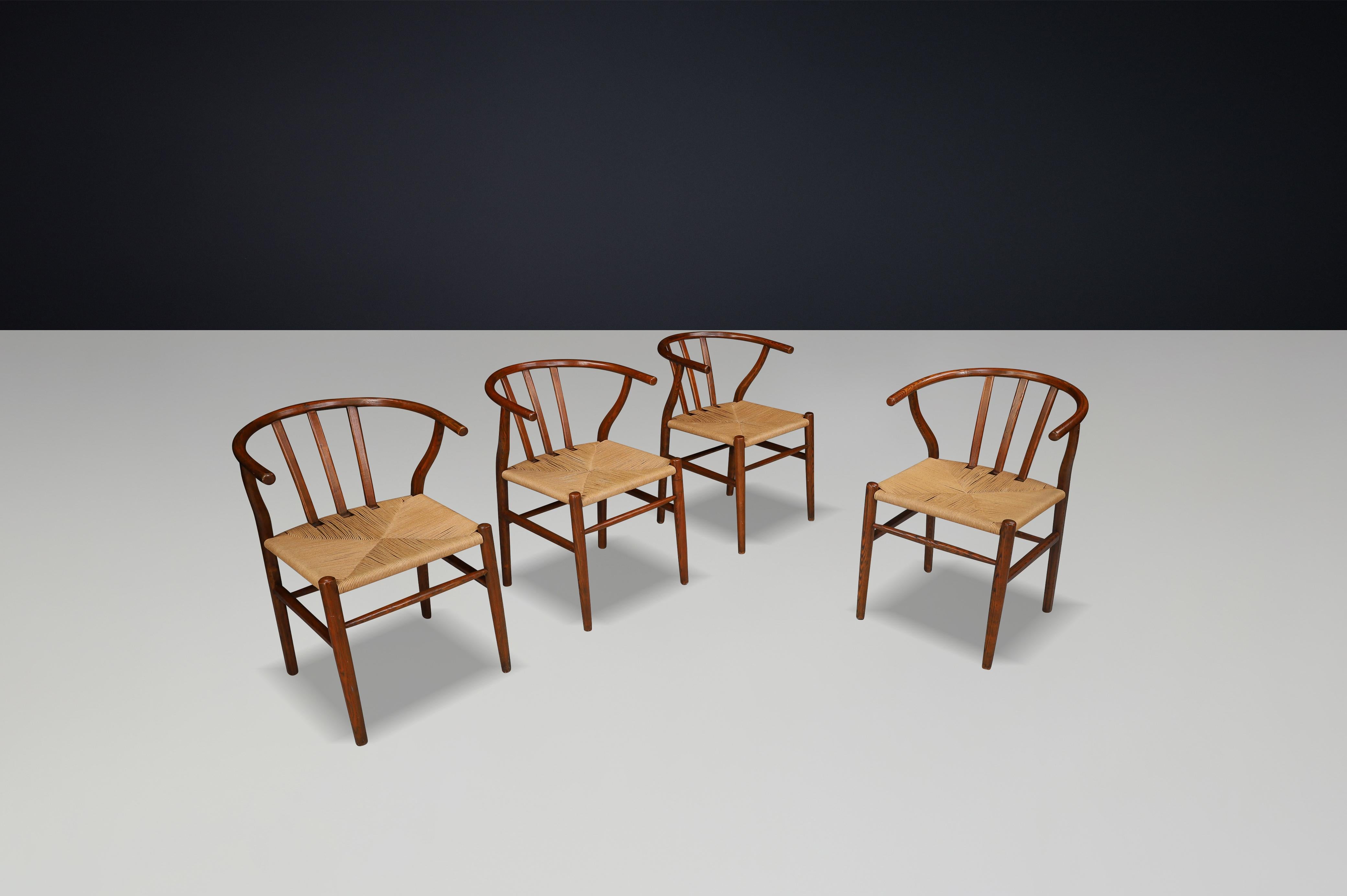 Poltrone in vimini e Oak nello stile di Hans J. Wegner Wishbone Chair, Danimarca, anni '60

Un raffinato set di quattro poltrone danesi degli anni '60, realizzate nello stile iconico della celebre Wishbone Chair di Hans J. Wegner. Questi eleganti