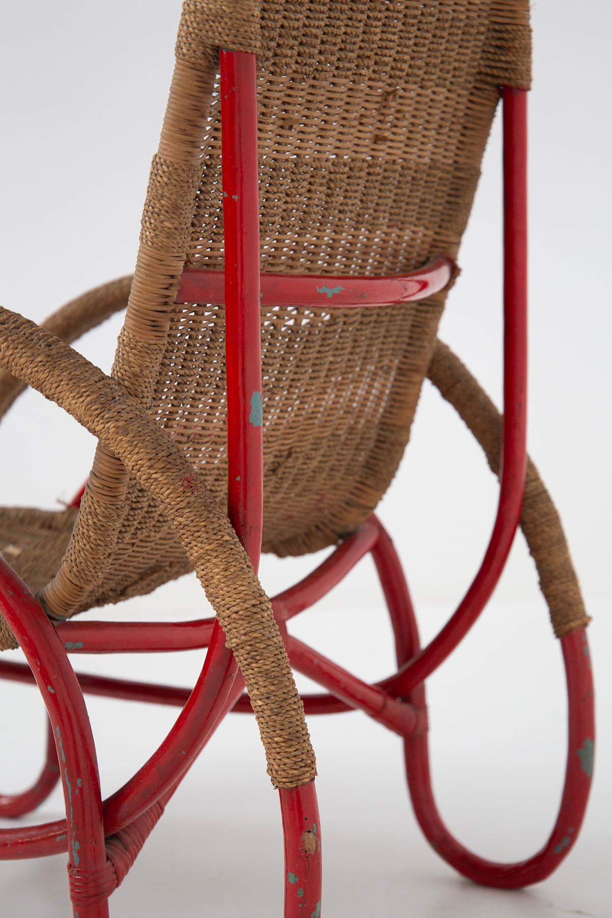 Esta silla cautivadora, con su estructura sinuosa y la combinación de materiales naturales e industriales, evoca inmediatamente una sensación de nostalgia y una conexión con el diseño innovador del siglo XX. Las elegantes y fluidas curvas de la