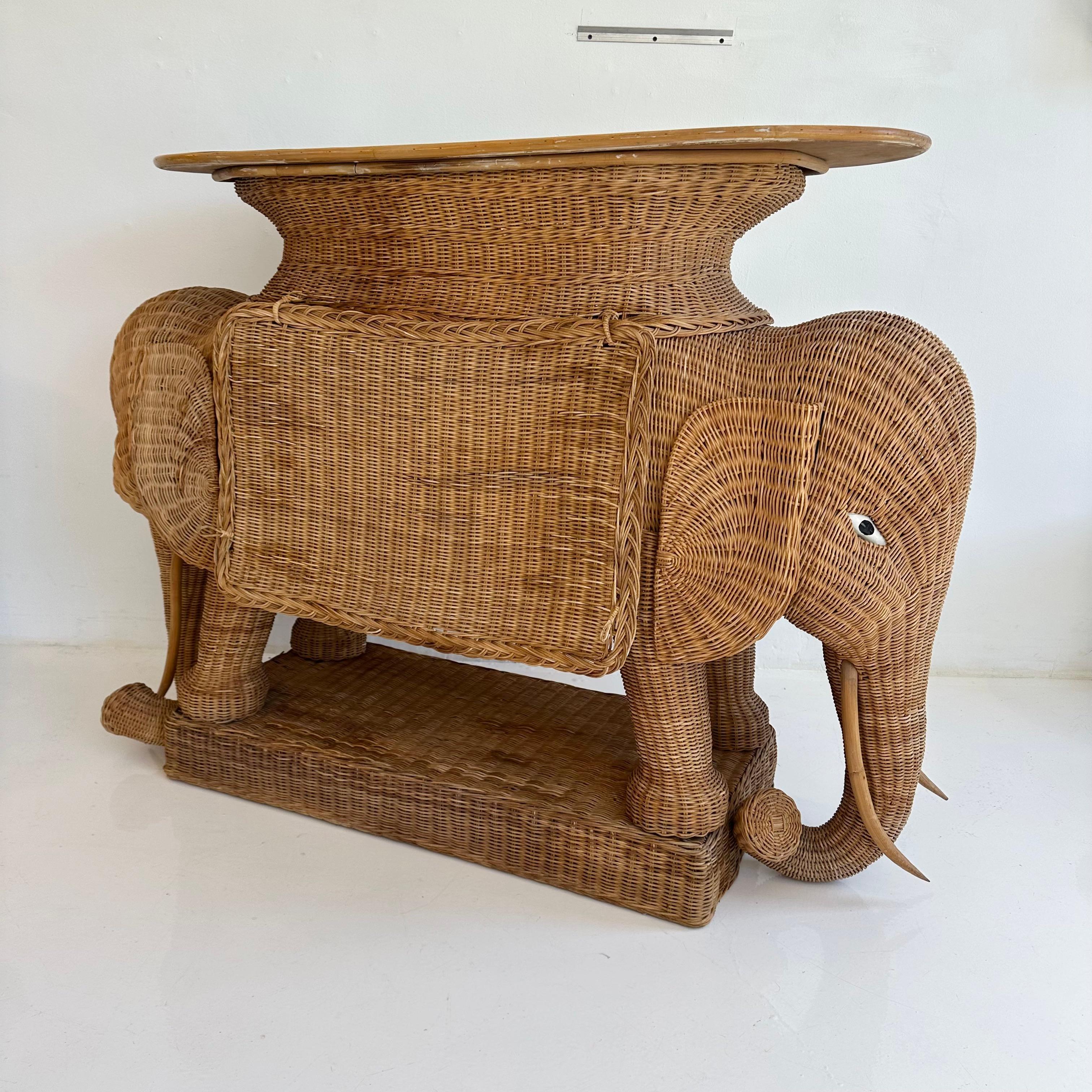 Konsolentisch mit Elefanten aus Korbweide und Rattan, 1970er Jahre, USA im Angebot 7