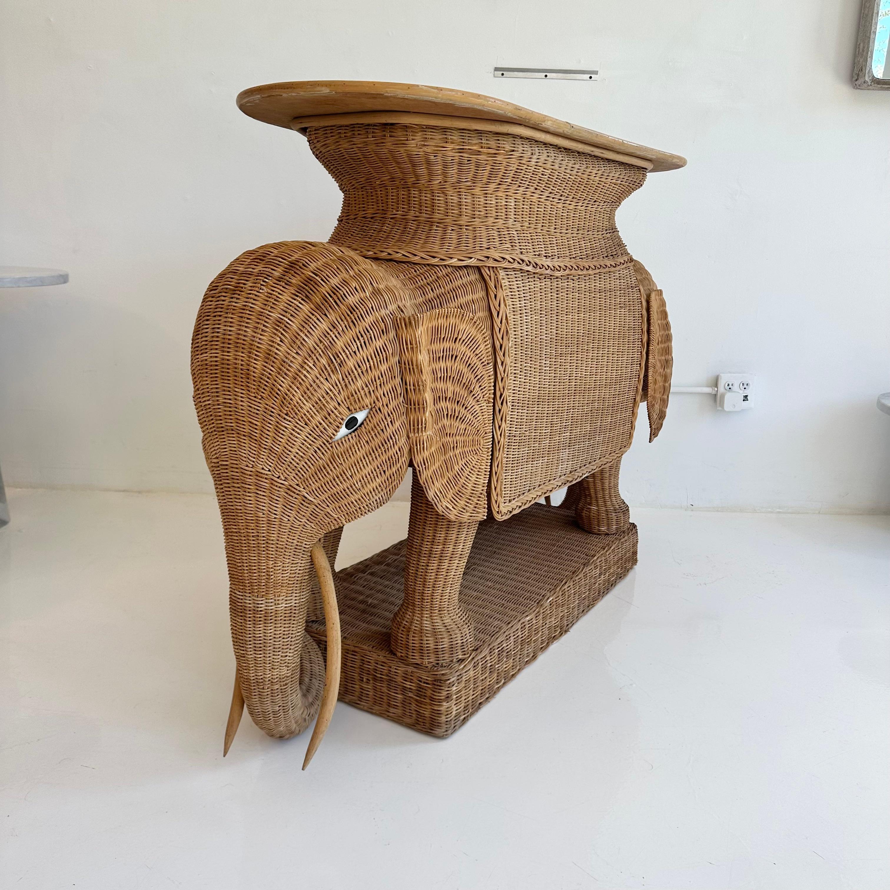 Konsolentisch mit Elefanten aus Korbweide und Rattan, 1970er Jahre, USA (amerikanisch) im Angebot