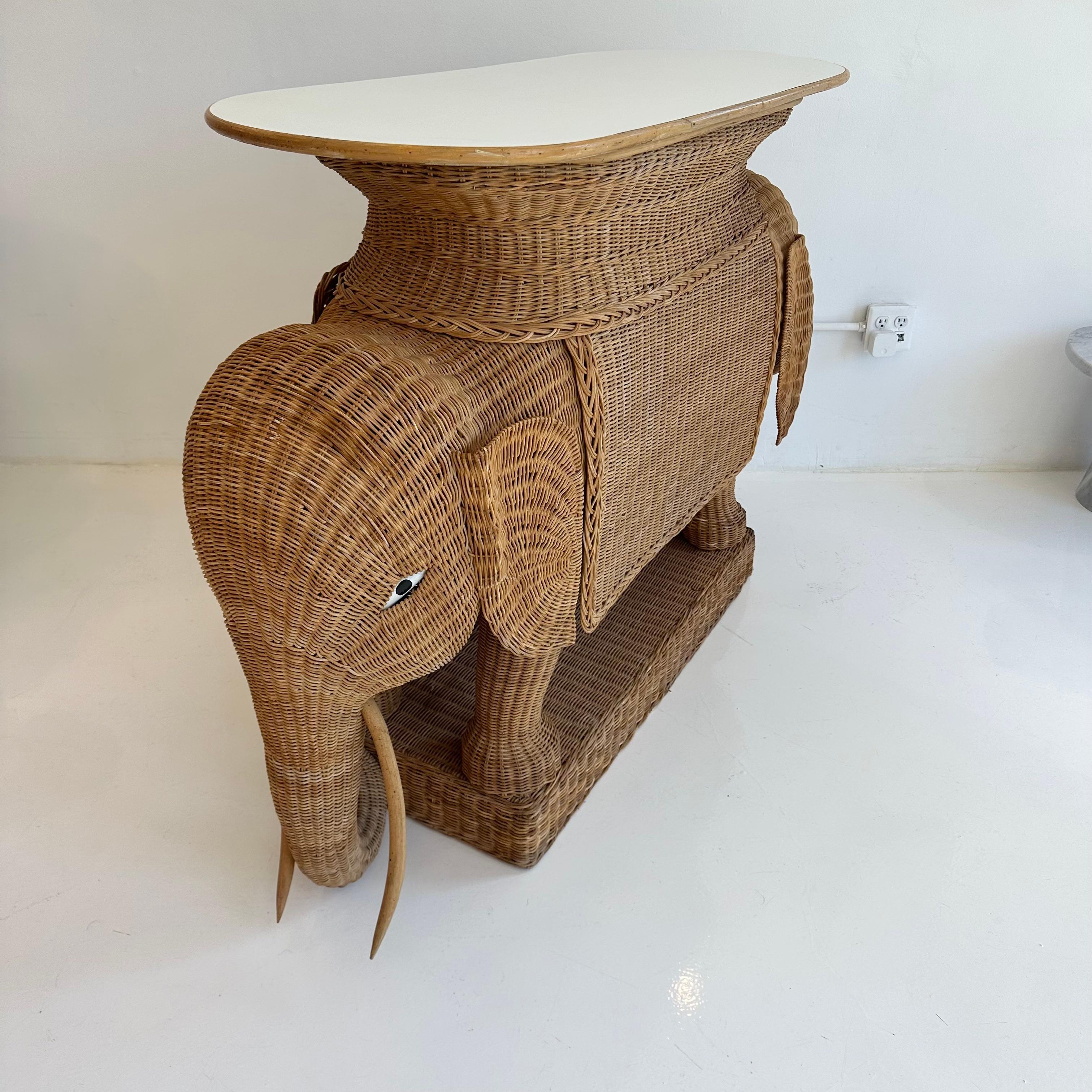 Konsolentisch mit Elefanten aus Korbweide und Rattan, 1970er Jahre, USA im Angebot 9