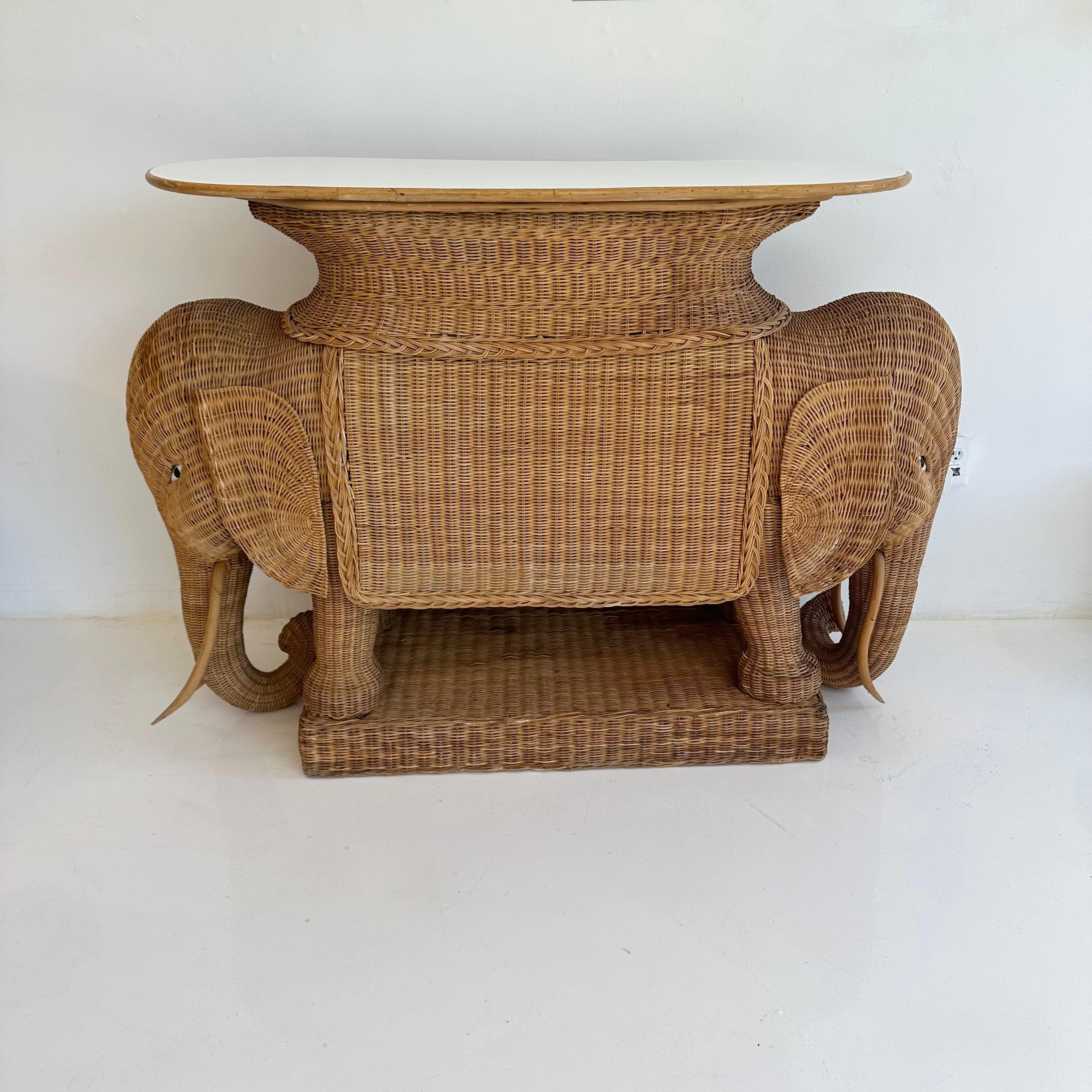 Konsolentisch mit Elefanten aus Korbweide und Rattan, 1970er Jahre, USA im Angebot 10