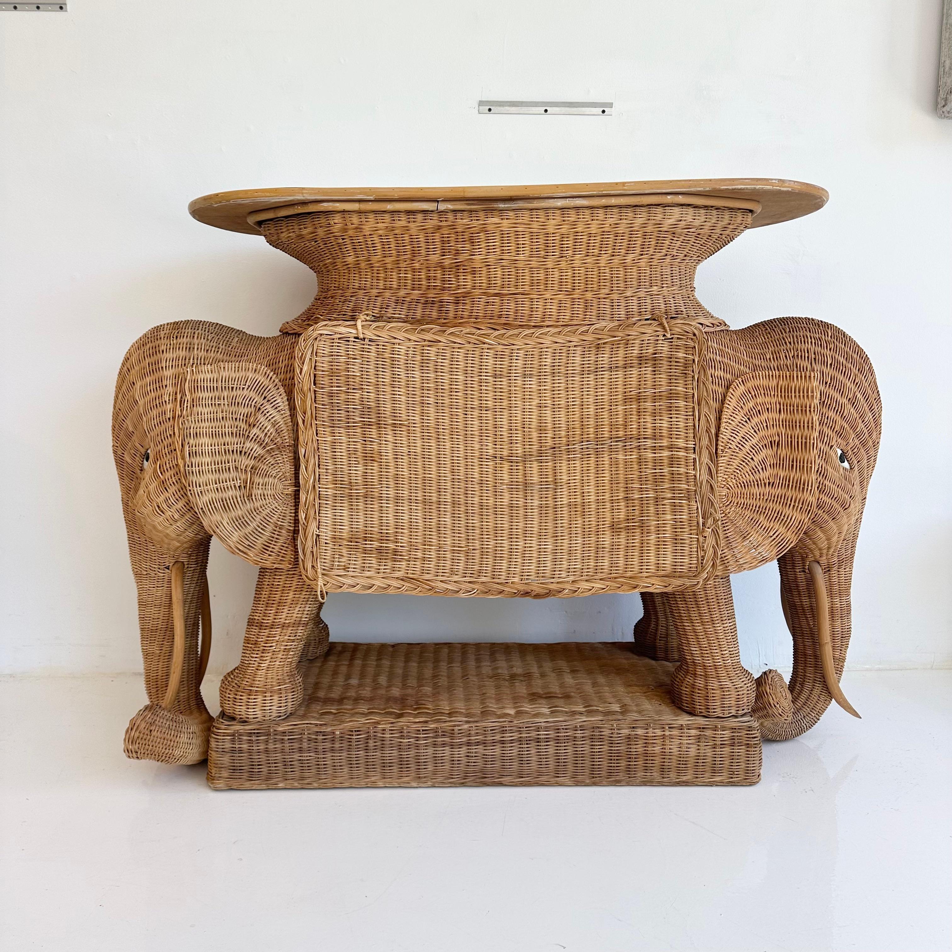 Konsolentisch mit Elefanten aus Korbweide und Rattan, 1970er Jahre, USA im Angebot 11