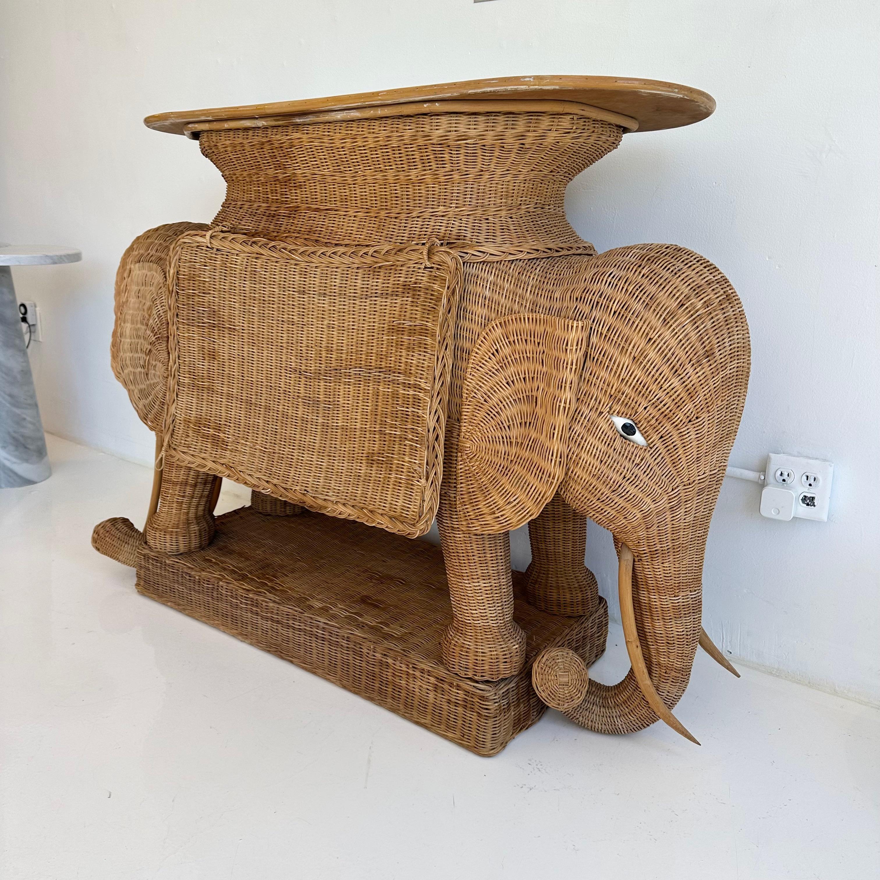 Konsolentisch mit Elefanten aus Korbweide und Rattan, 1970er Jahre, USA im Angebot 1