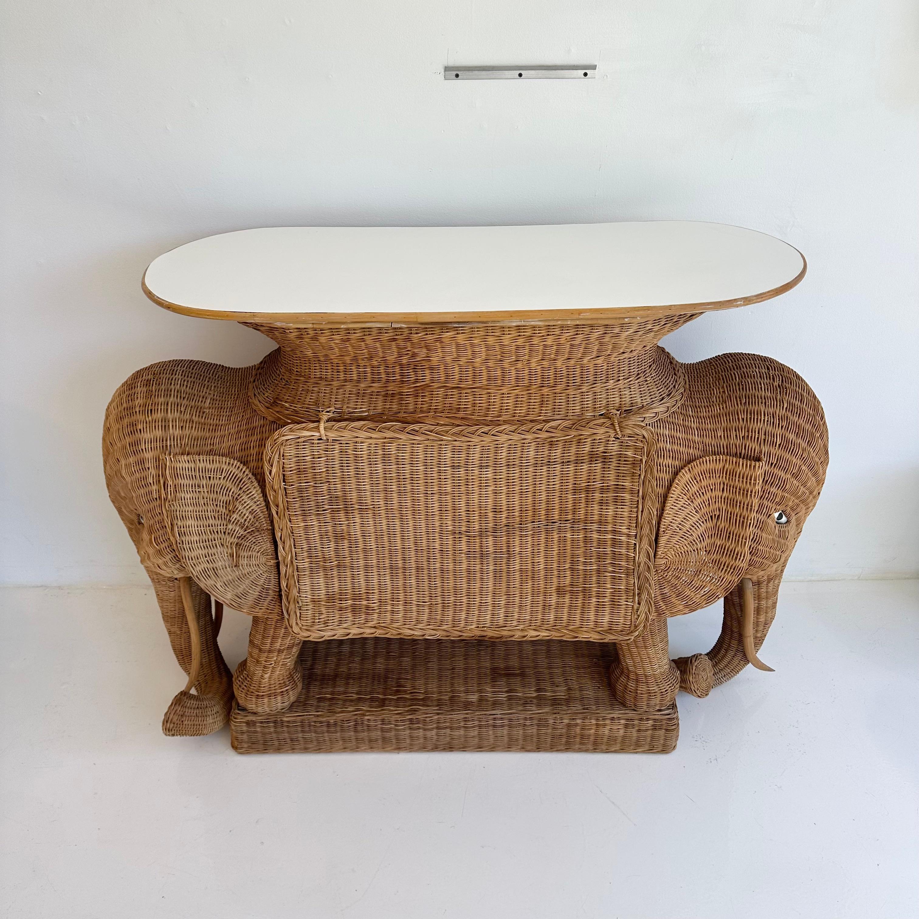 Konsolentisch mit Elefanten aus Korbweide und Rattan, 1970er Jahre, USA im Angebot 2