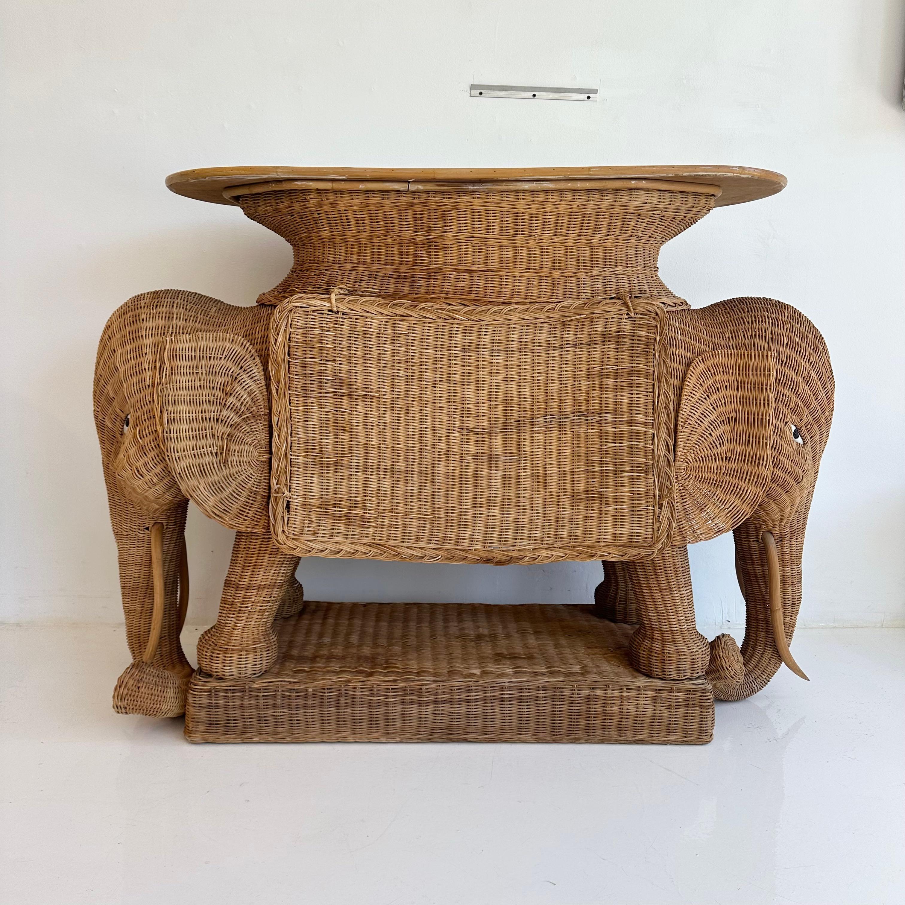 Konsolentisch mit Elefanten aus Korbweide und Rattan, 1970er Jahre, USA im Angebot 3