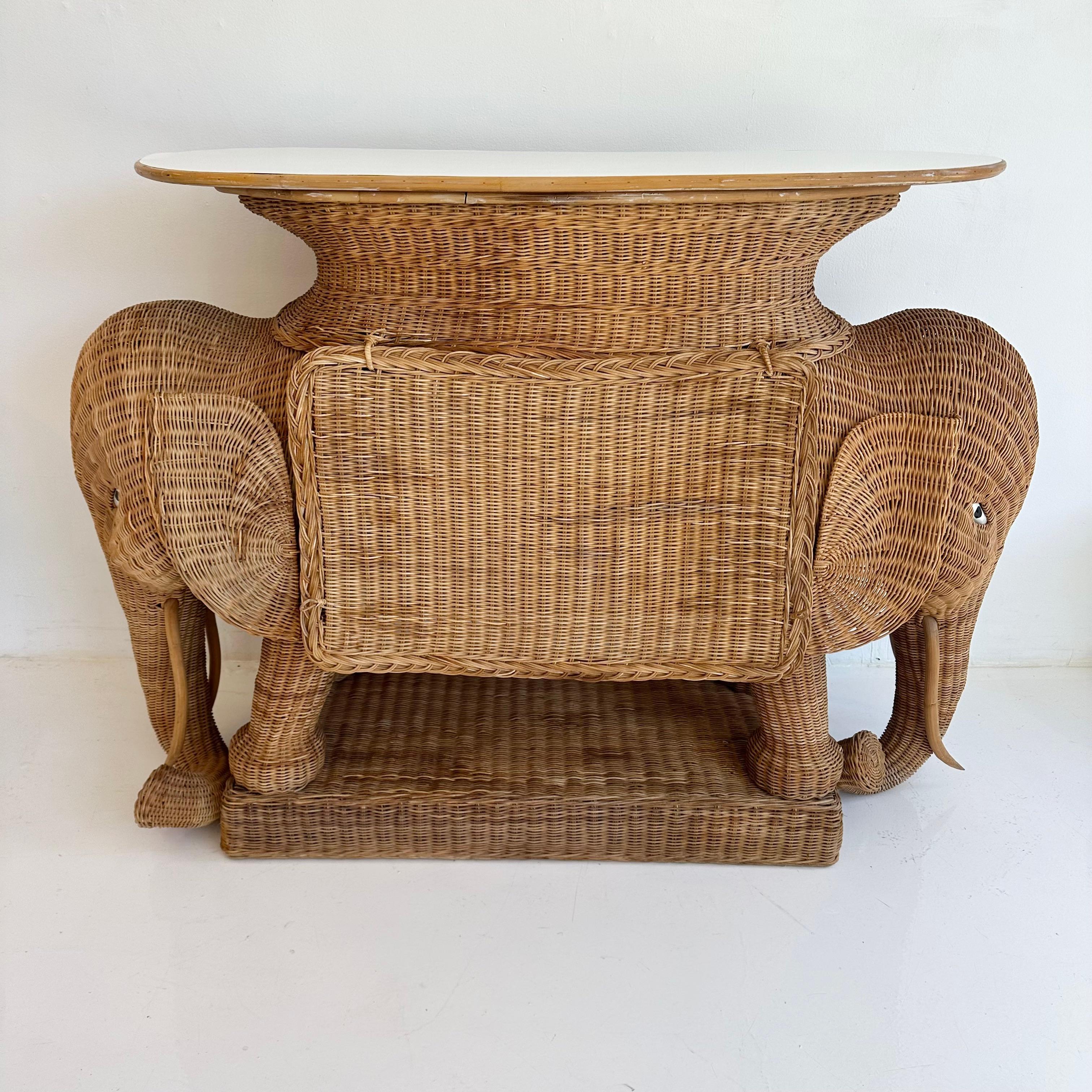 Konsolentisch mit Elefanten aus Korbweide und Rattan, 1970er Jahre, USA (Moderne der Mitte des Jahrhunderts) im Angebot