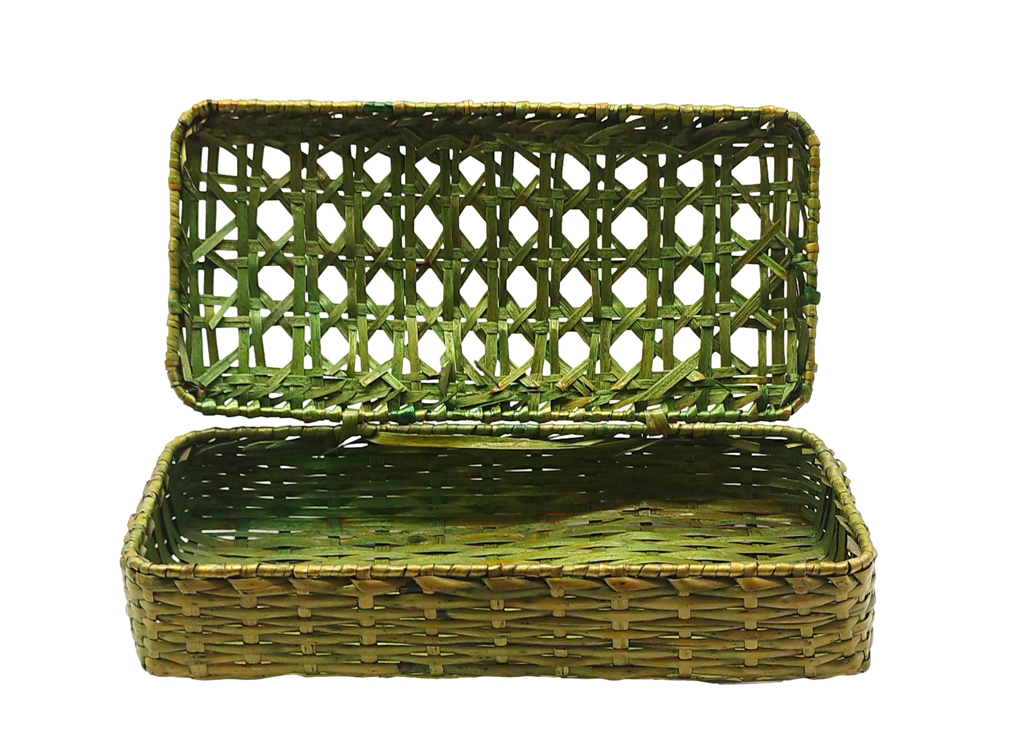Sorprendente joyero rectangular decorativo de mediados de siglo hecho de ratán y paja de Viena. 
Fabricado en Italia en la década de 1960.
