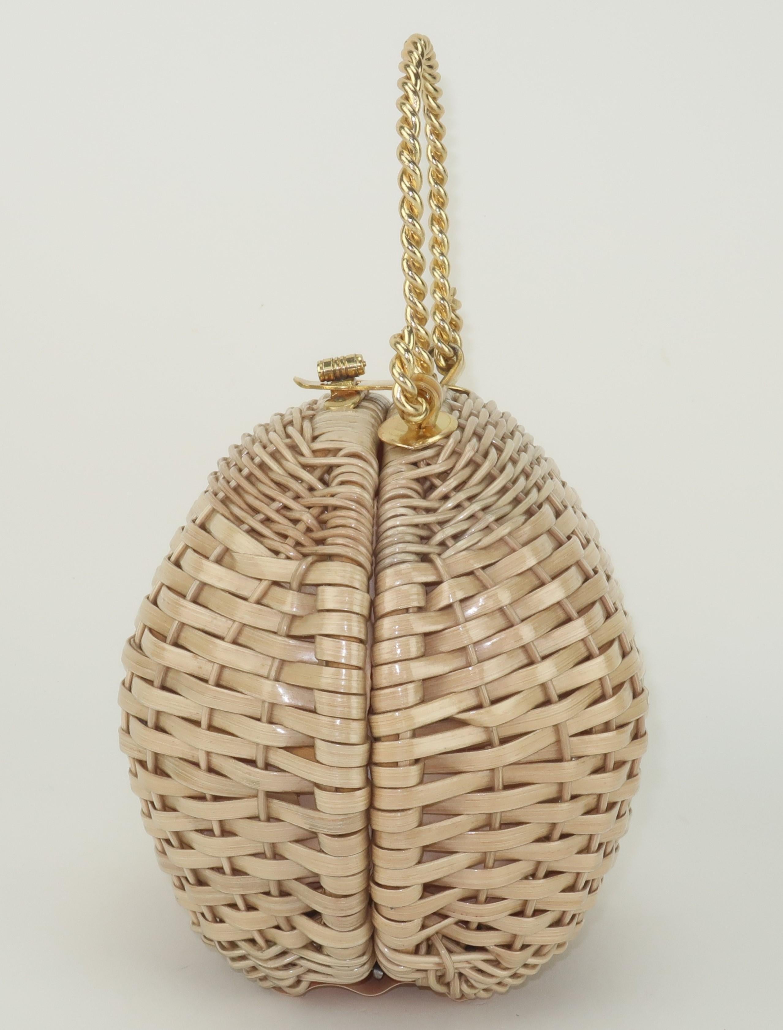 Wicker Ball Shaped Handbag With Gold Handle, 1960's In Good Condition For Sale In Atlanta, GA